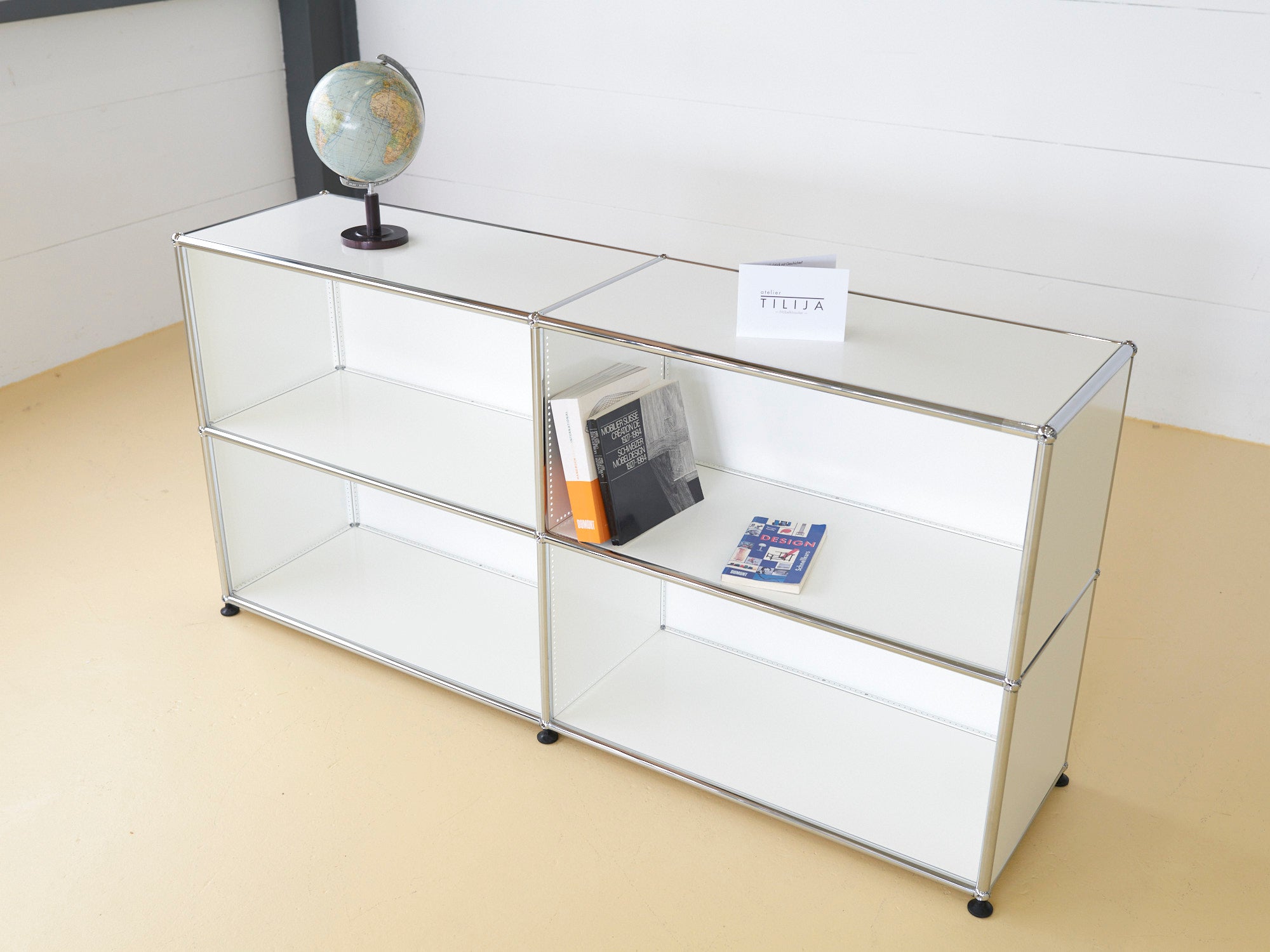 USM Haller Sideboard Secondhand in Reinweiss mit vier offenen Fächern. Modularer Schweizer Designklassiker im gepflegten Vintage-Zustand bei atelier TILIJA.