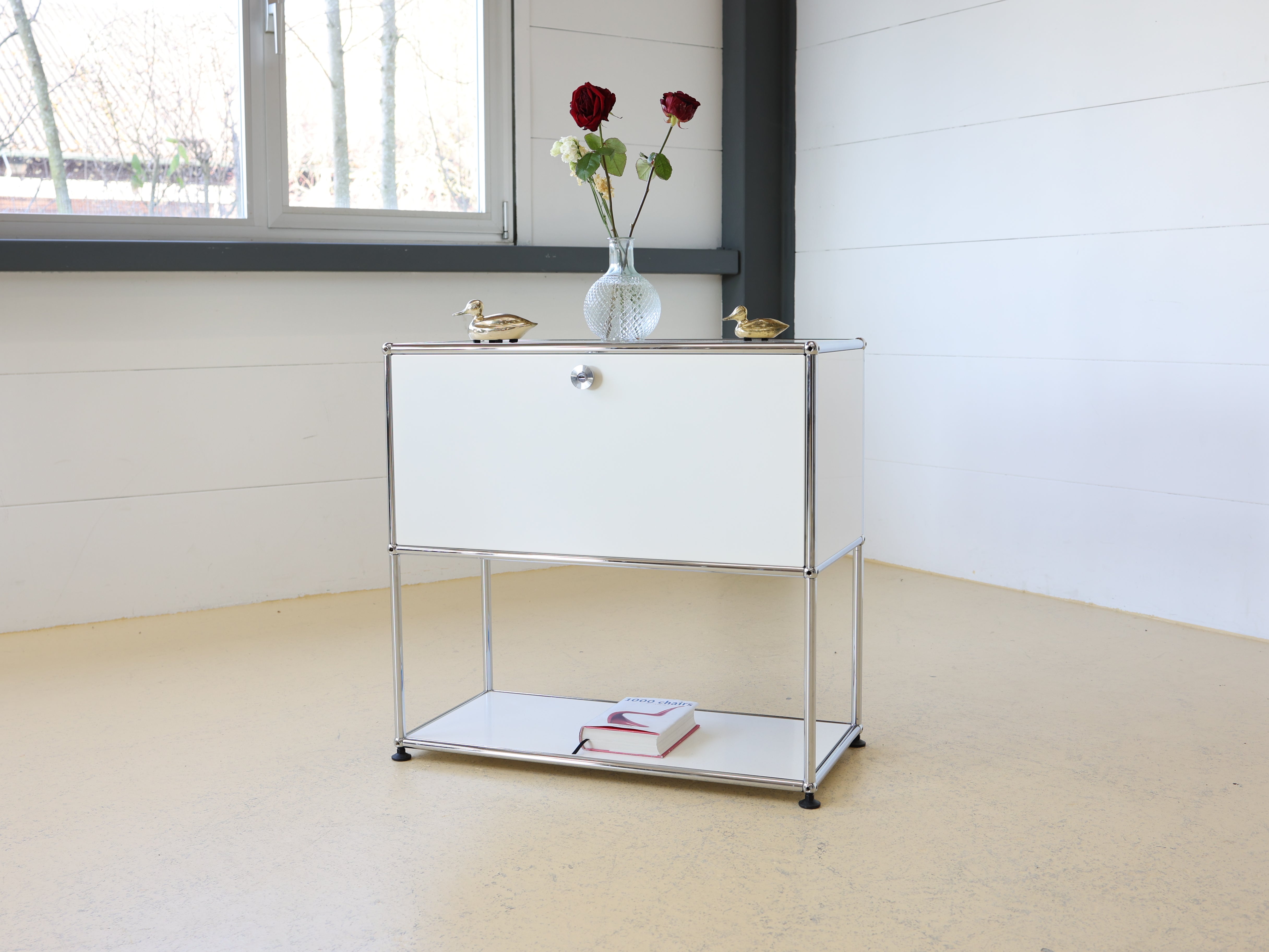 USM Haller Sideboard Occasion in Reinweiss mit einem Fach und einer Klapptüre. Modularer Schweizer Designklassiker im gepflegten Vintage-Zustand bei atelier TILILJA.