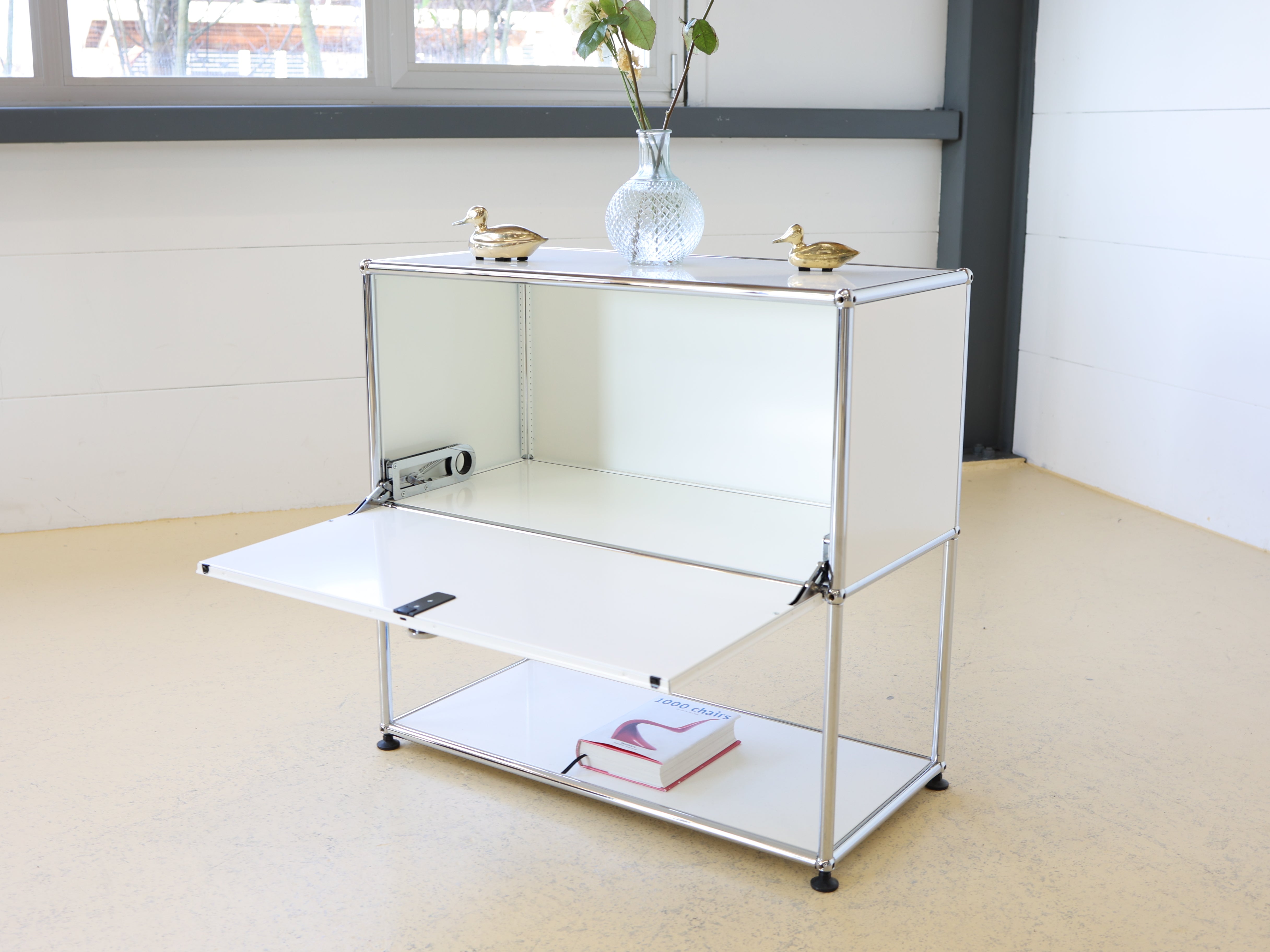 USM Haller Sideboard Occasion in Reinweiss mit einem Fach und einer Klapptüre. Modularer Schweizer Designklassiker im gepflegten Vintage-Zustand bei atelier TILILJA.