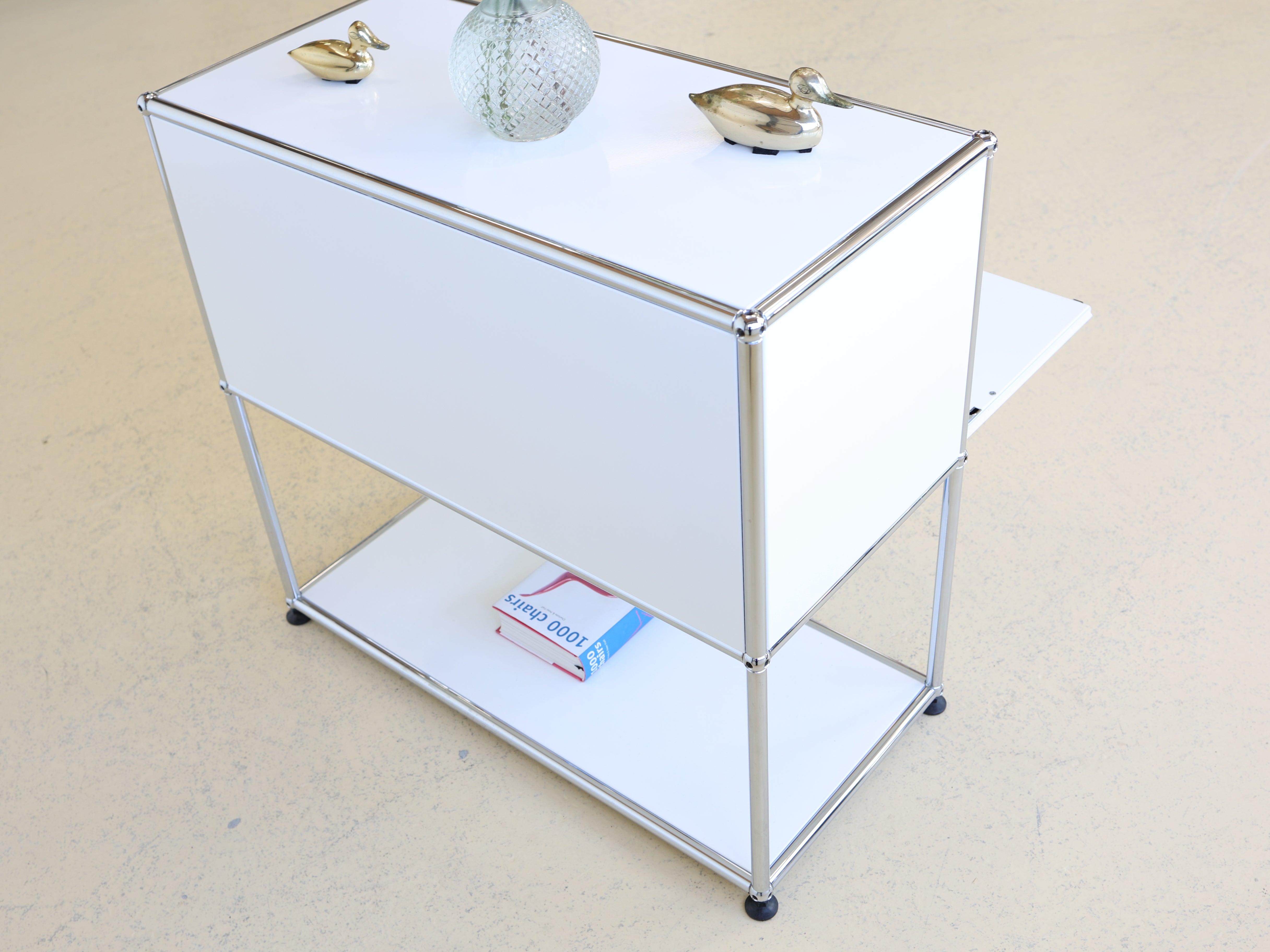 USM Haller Sideboard Occasion in Reinweiss mit einem Fach und einer Klapptüre. Modularer Schweizer Designklassiker im gepflegten Vintage-Zustand bei atelier TILILJA.