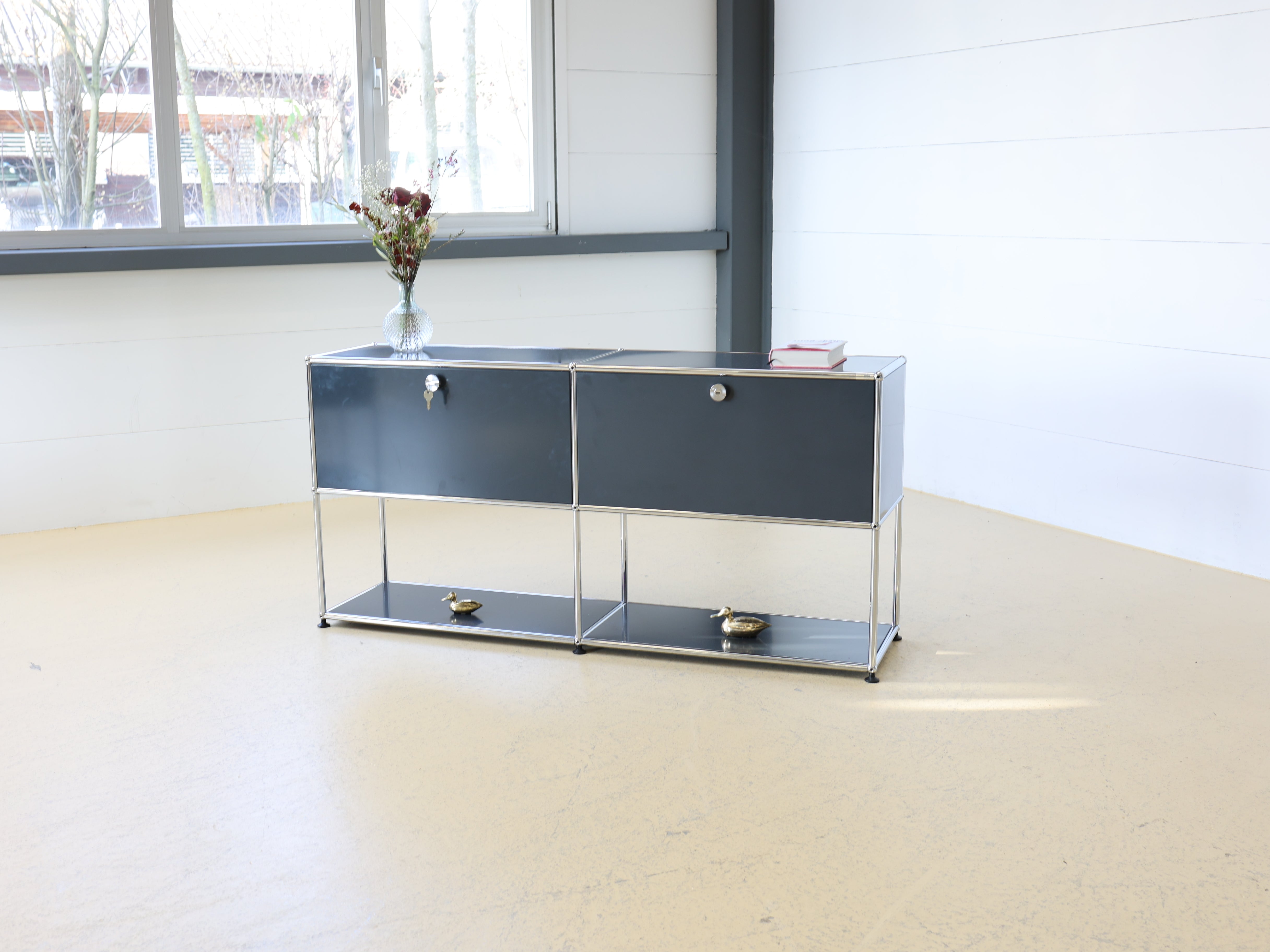 USM Haller Sideboard Occasion in Graphitschwarz mit vier Fächern und Klapptüren. Modularer Schweizer Designklassiker im gepflegten Vintage-Zustand bei Atelier Tilija.