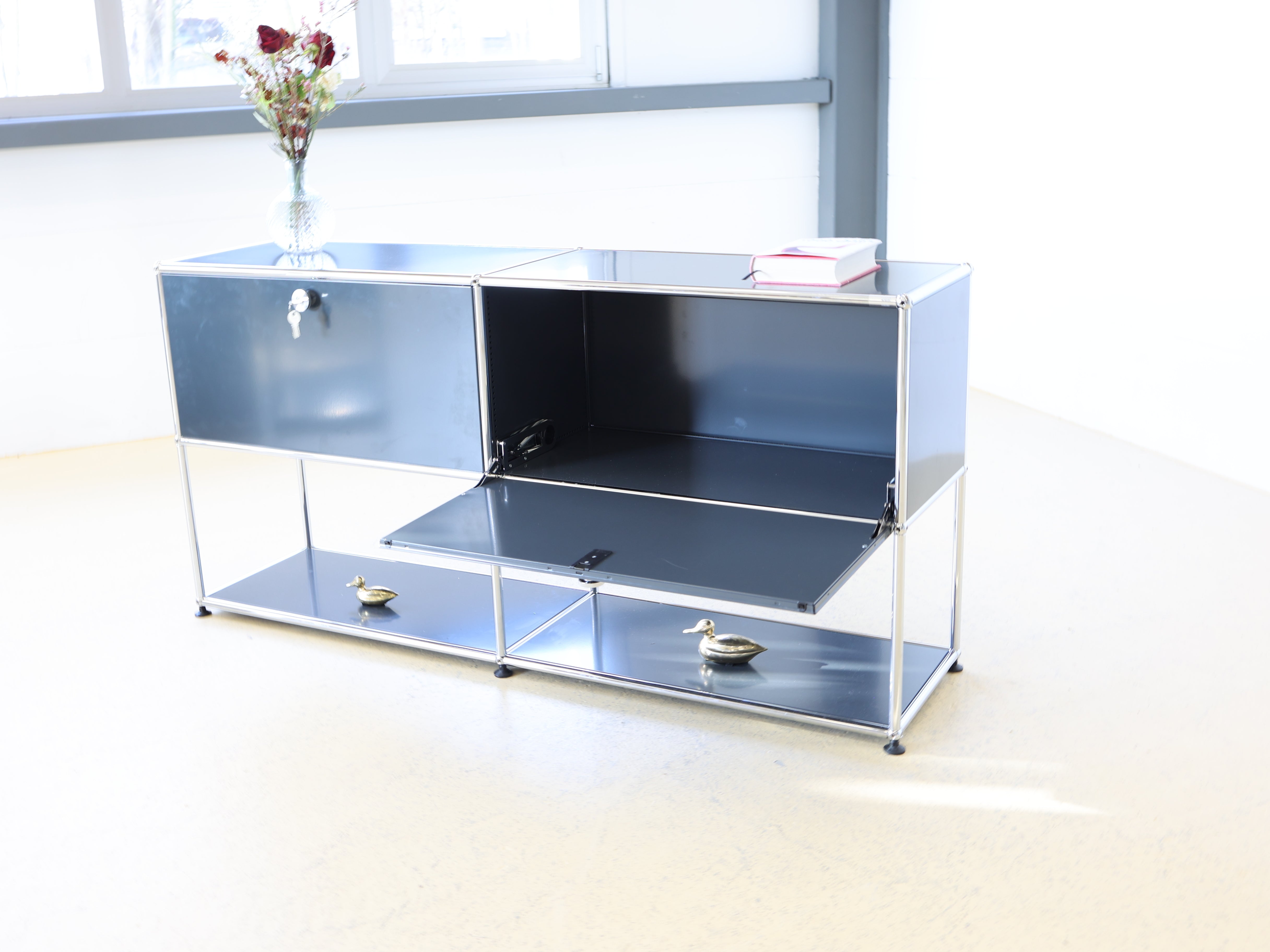 USM Haller Sideboard Occasion in Graphitschwarz mit vier Fächern und Klapptüren. Modularer Schweizer Designklassiker im gepflegten Vintage-Zustand bei Atelier Tilija.