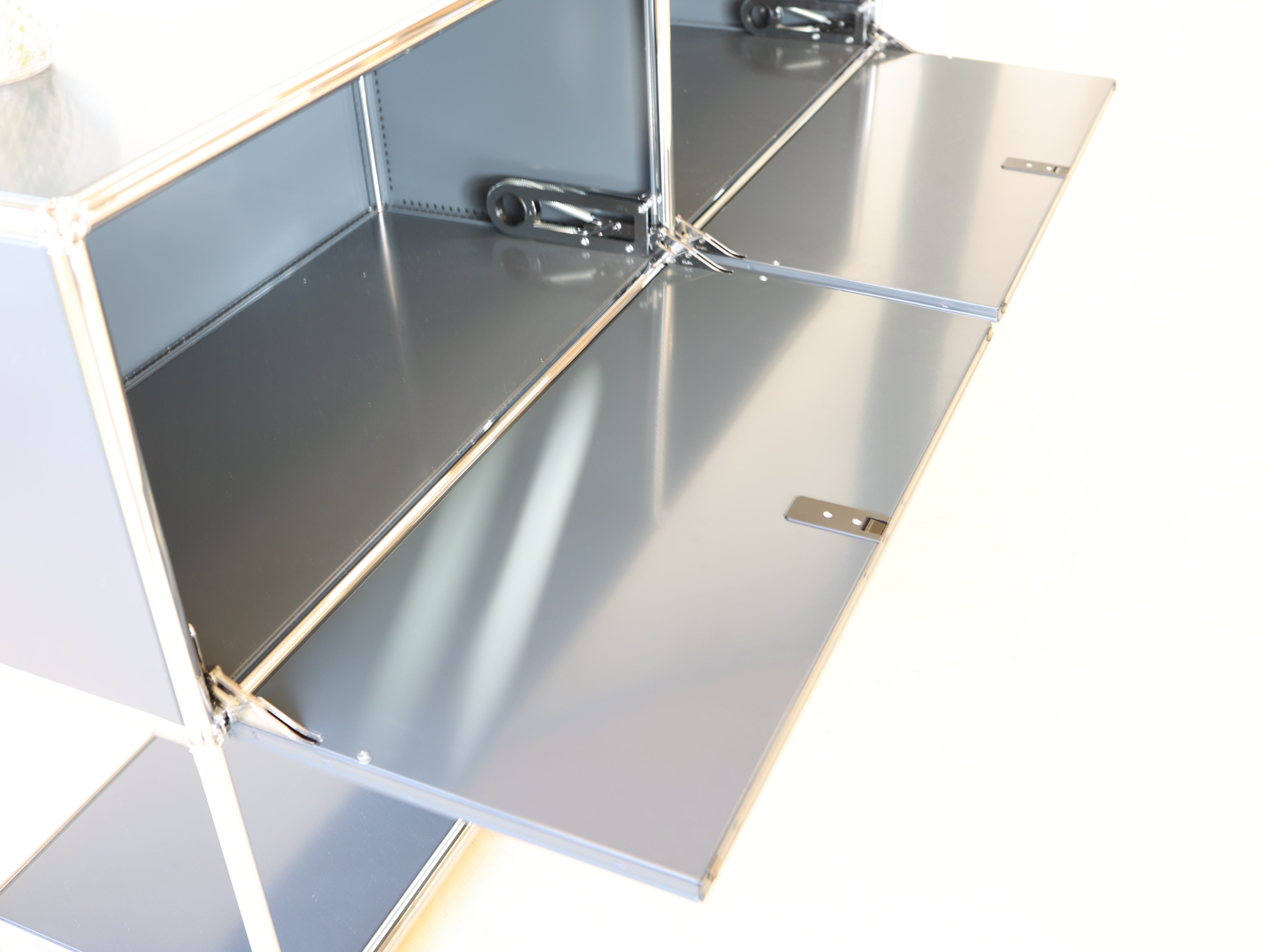 USM Haller Sideboard Occasion in Graphitschwarz mit vier Fächern und Klapptüren. Modularer Schweizer Designklassiker im gepflegten Vintage-Zustand bei Atelier Tilija.