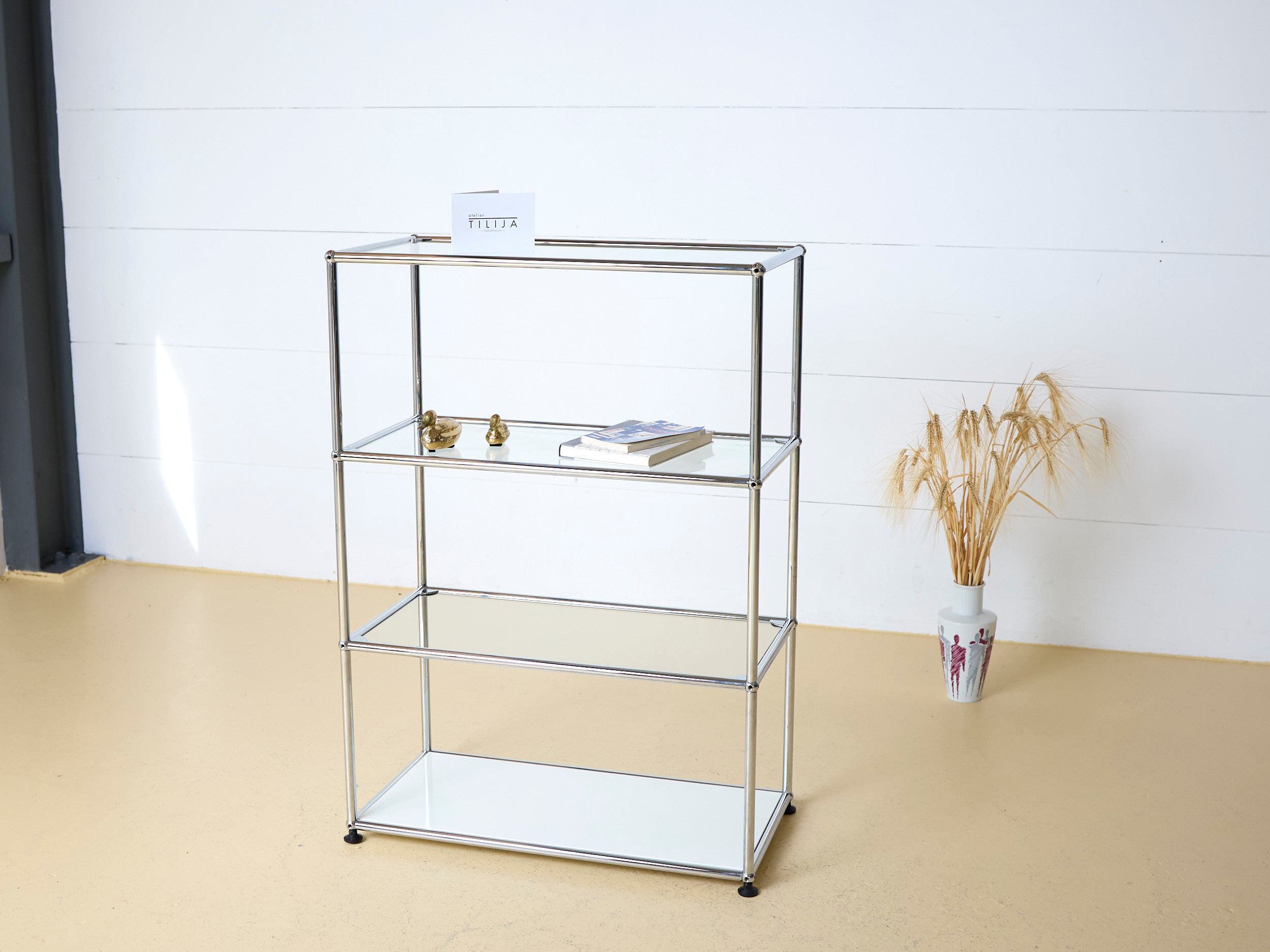 USM Haller Sideboard als Regal mit offenen Fächern und Glastablaren, Boden Reinweiss. Zeitloses Schweizer Design in hervorragendem Zustand bei atelier TILIJA.