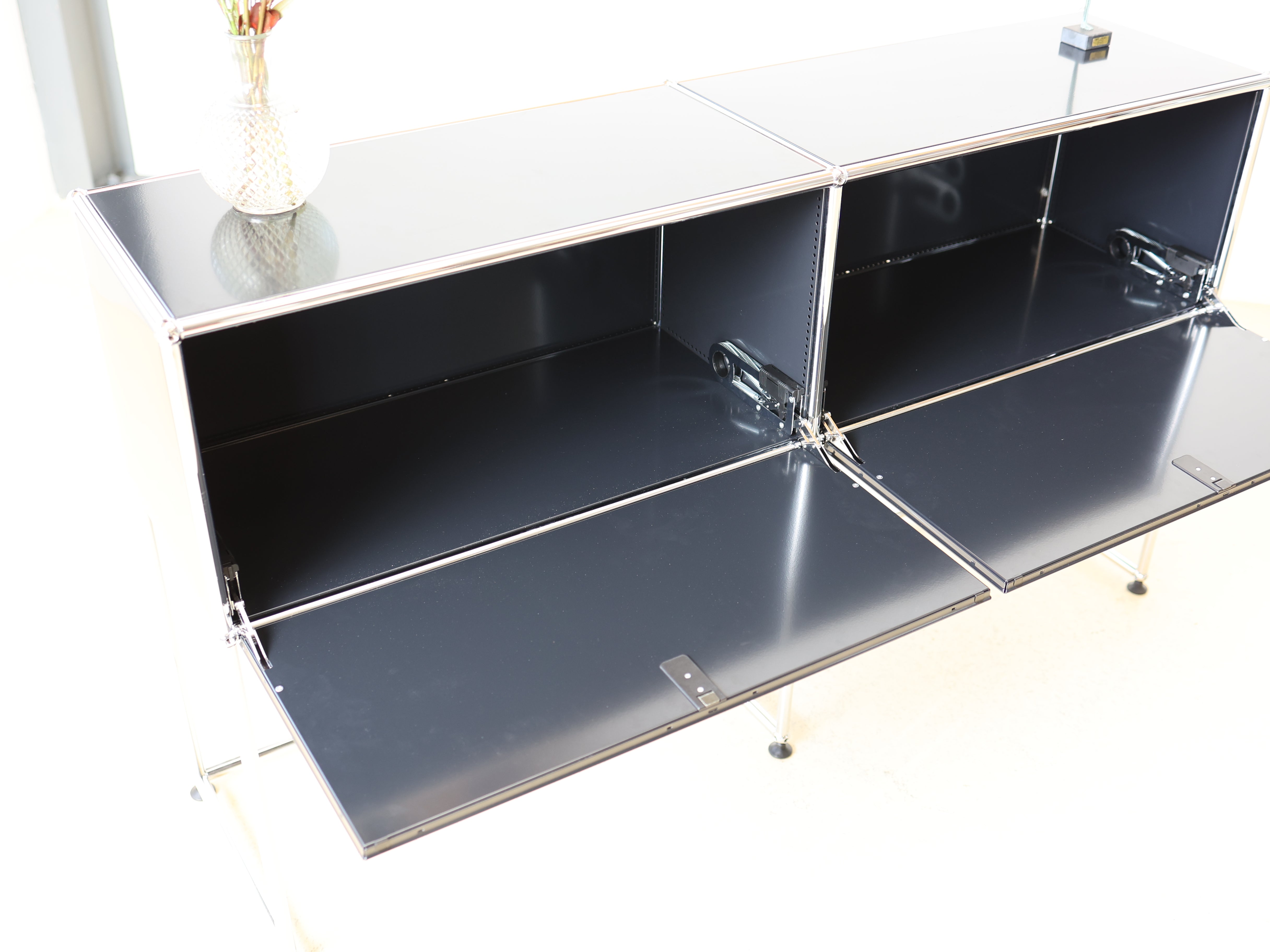 USM Haller Sideboard in Graphitschwarz mit zwei Fächern und Klapptüren. Modularer Schweizer Designklassiker im Vintage-Zustand bei atelier TILIJA.