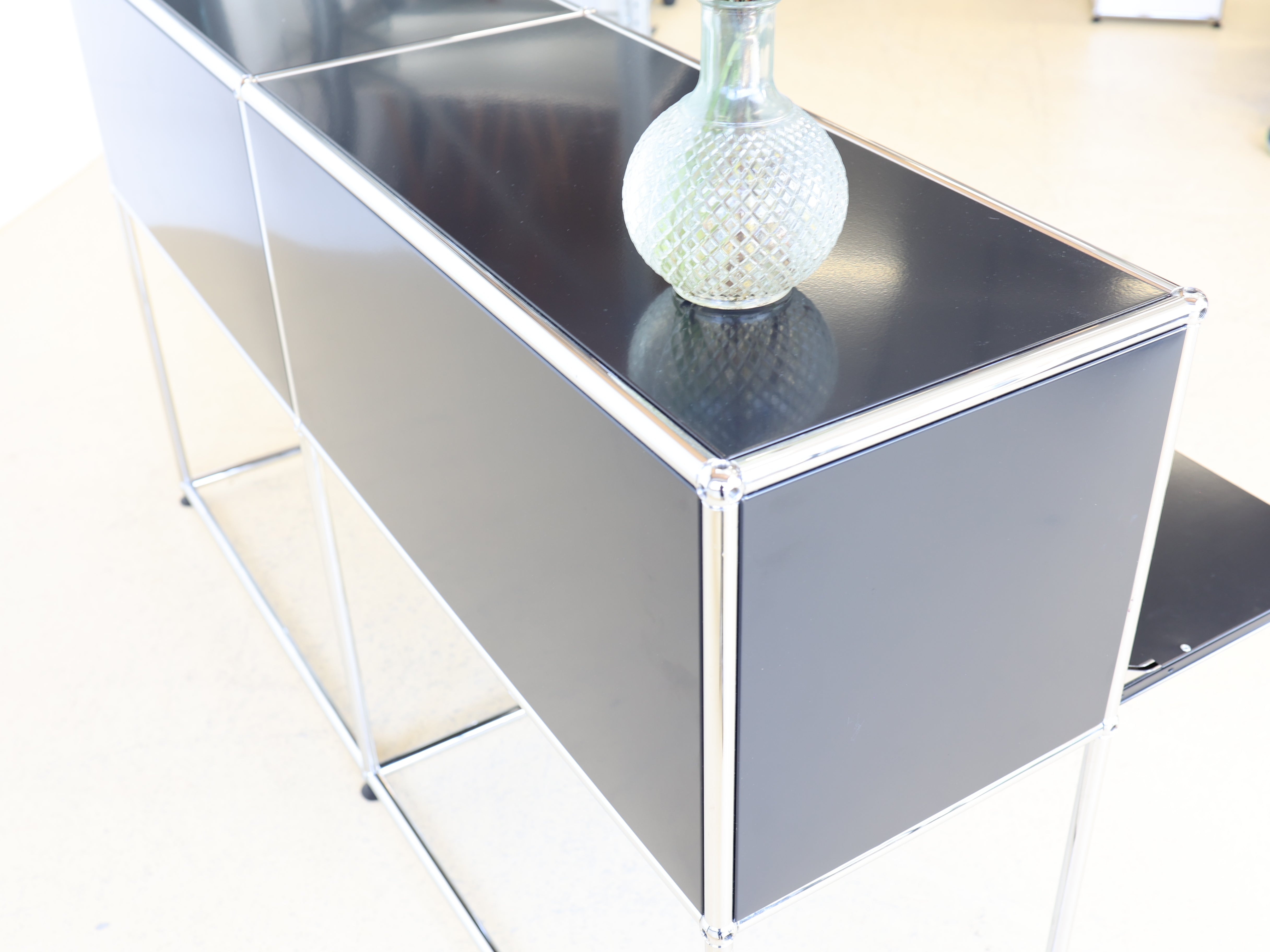 USM Haller Sideboard in Graphitschwarz mit zwei Fächern und Klapptüren. Modularer Schweizer Designklassiker im Vintage-Zustand bei atelier TILIJA.