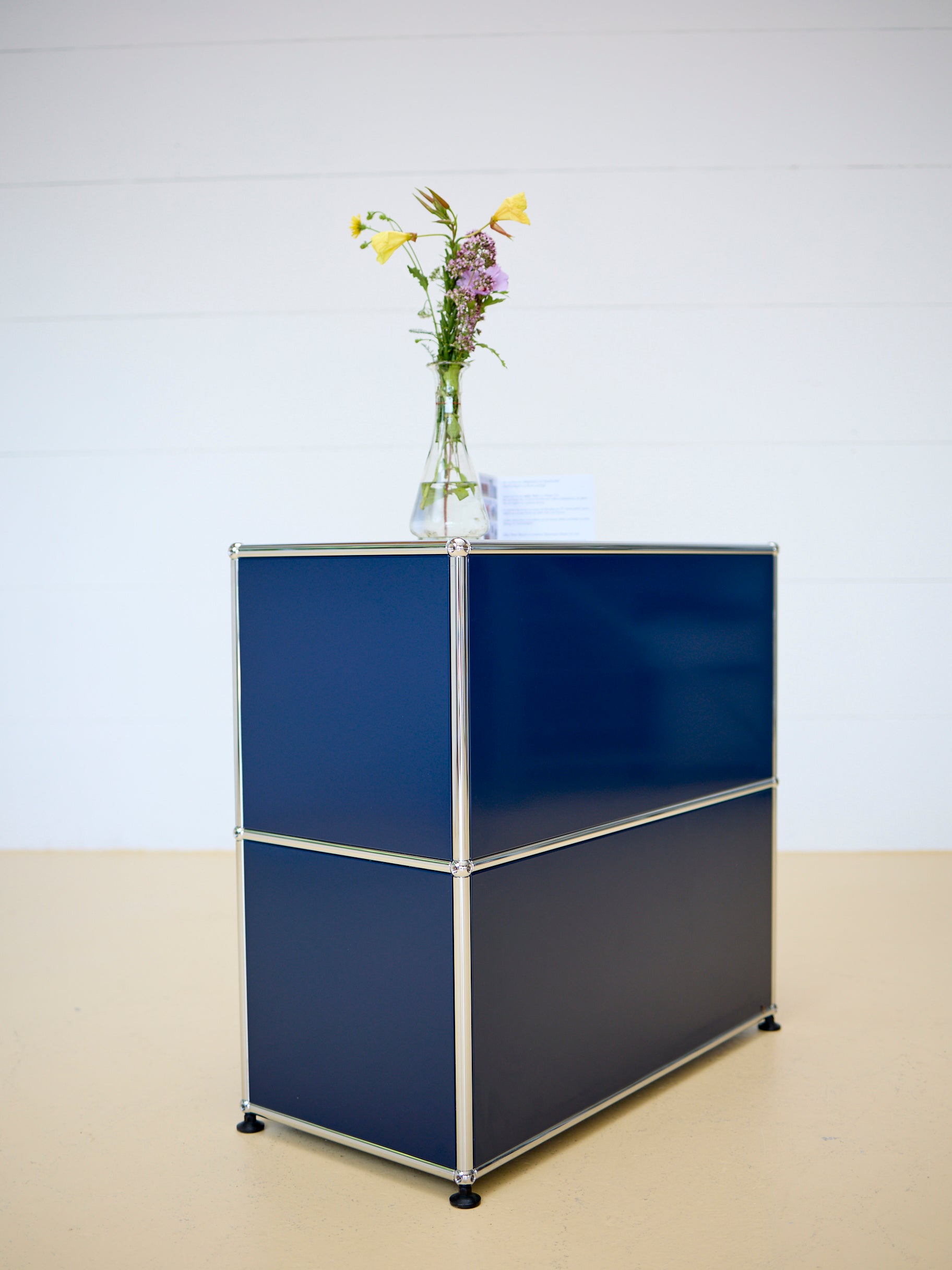 USM Haller Sideboard Occasion in Stahlblau mit einer Klapptüre und einem offenen Fach (oben). Modularer Schweizer Designklassiker im gepflegten Vintage-Zustand bei atelier TILIJA.