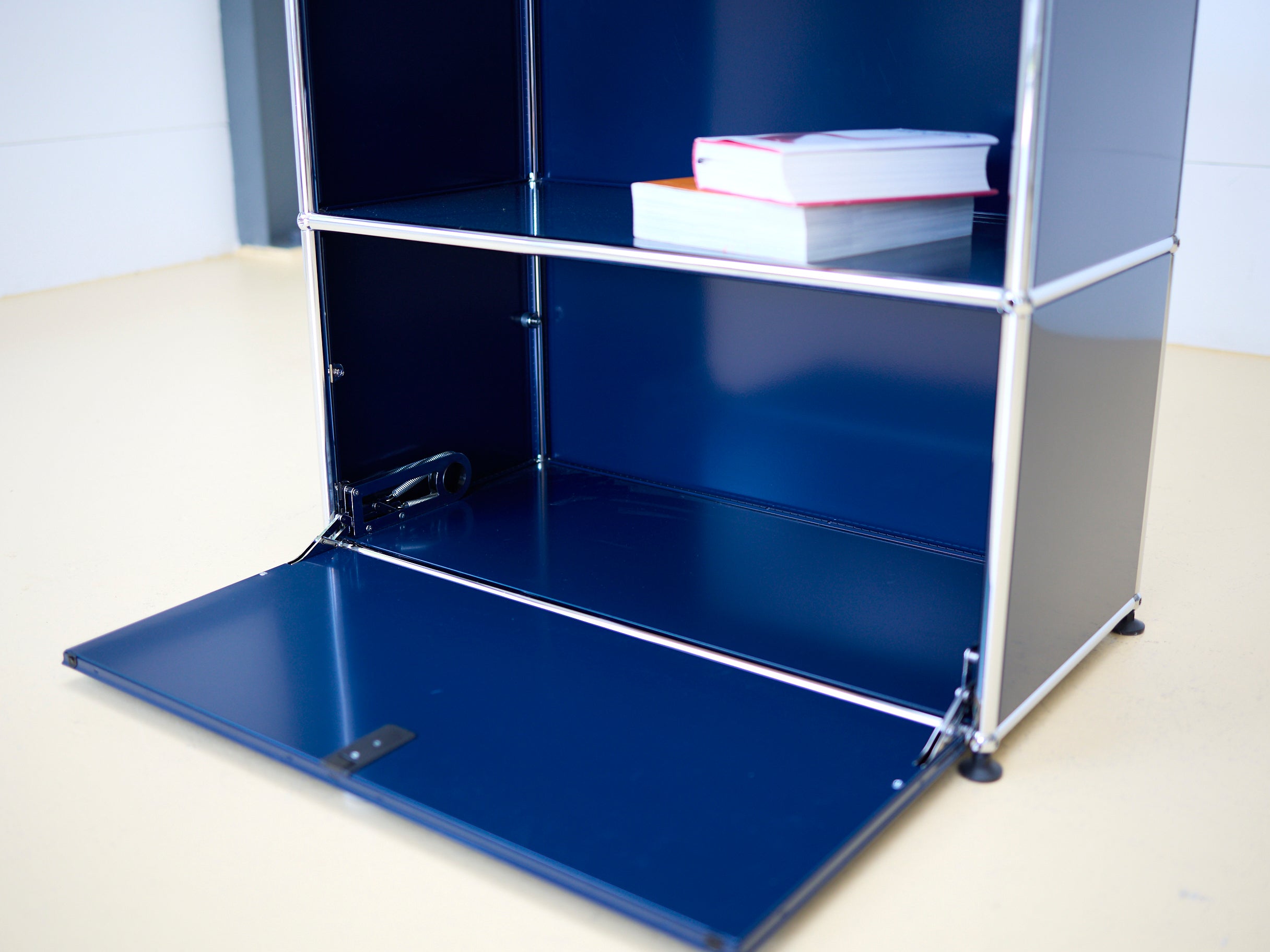 USM Haller Sideboard Occasion in Stahlblau mit einer Klapptüre und einem offenen Fach (oben). Modularer Schweizer Designklassiker im gepflegten Vintage-Zustand bei atelier TILIJA.