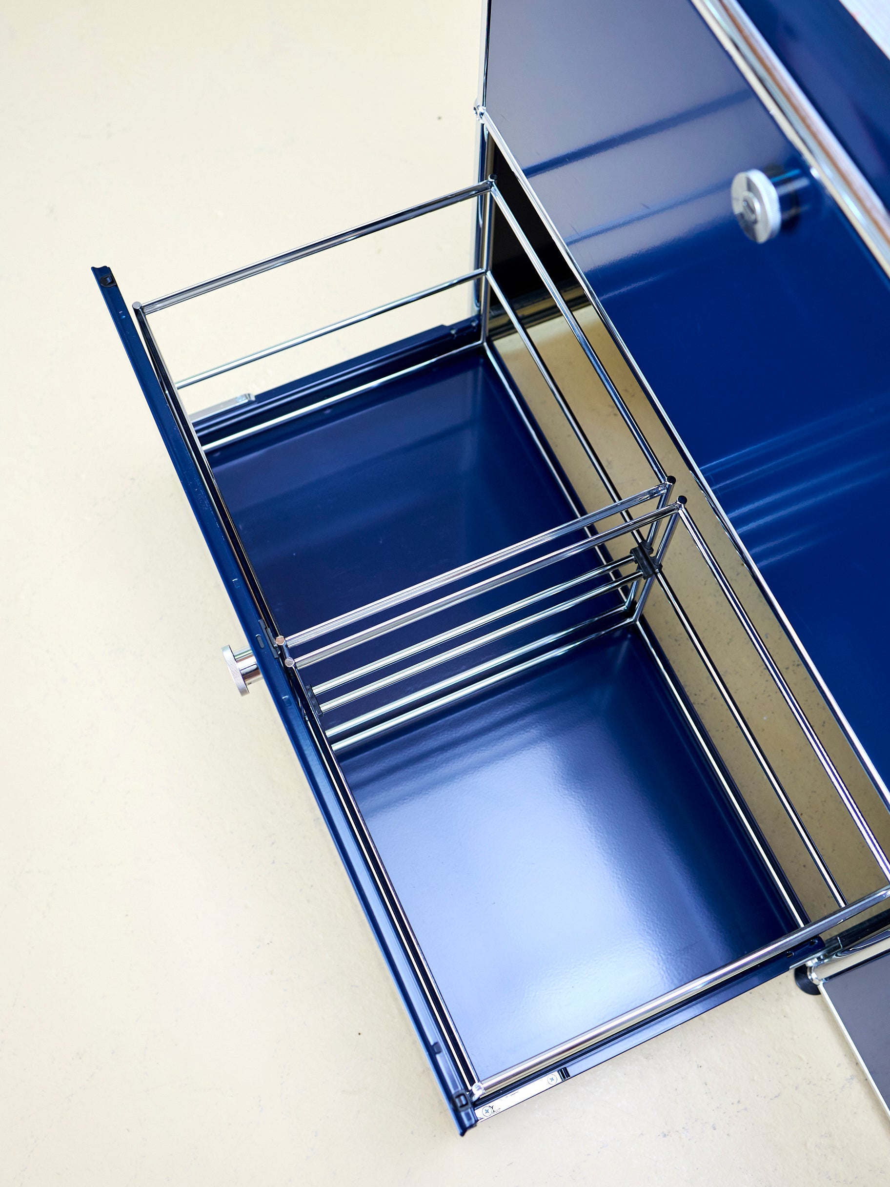 USM Haller Sideboard Occasion in Stahlblau mit zwei Klapptüren (oben) und zwei Schubladen (unten). Modularer Schweizer Designklassiker im gepflegten Vintage-Zustand bei atelier TILIJA.
