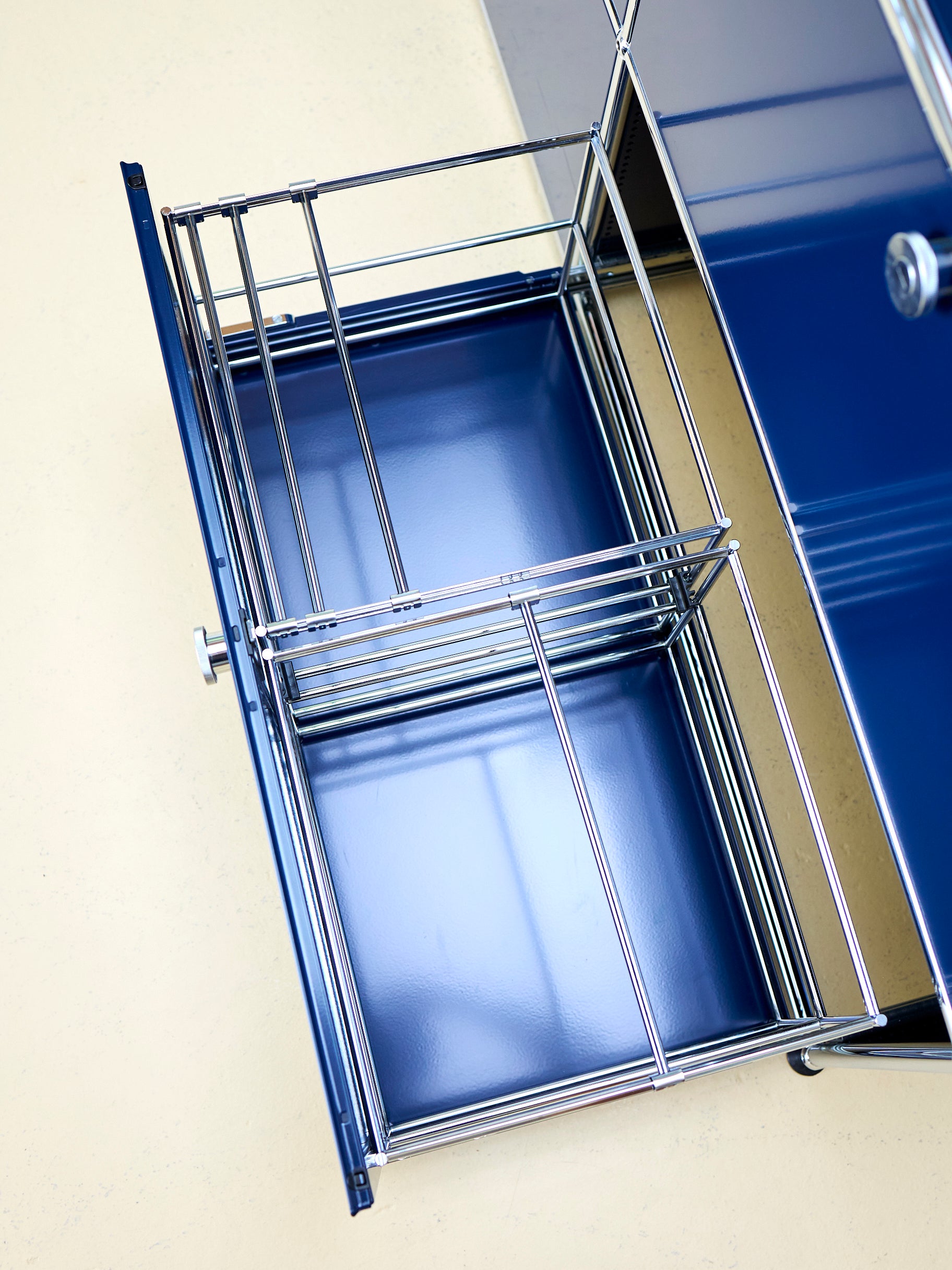 USM Haller Sideboard Occasion in Stahlblau mit zwei Klapptüren (oben) und zwei Schubladen (unten). Modularer Schweizer Designklassiker im gepflegten Vintage-Zustand bei atelier TILIJA.