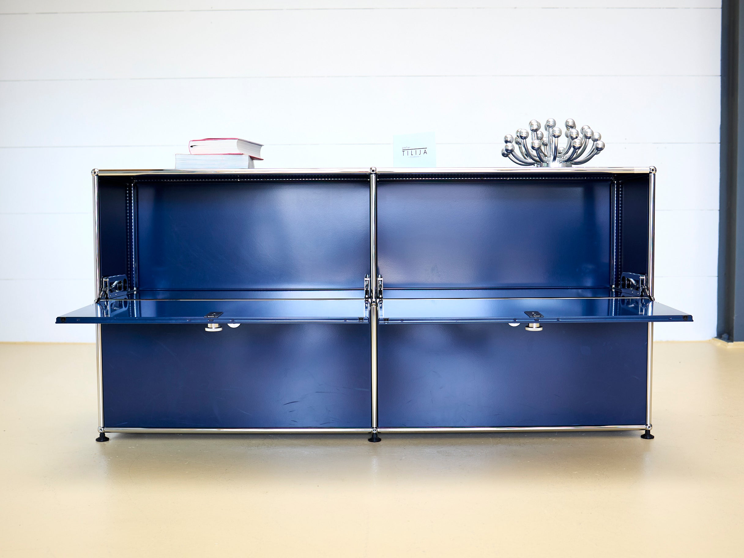 USM Haller Sideboard Occasion in Stahlblau mit zwei Klapptüren (oben) und zwei Schubladen (unten). Modularer Schweizer Designklassiker im gepflegten Vintage-Zustand bei atelier TILIJA.
