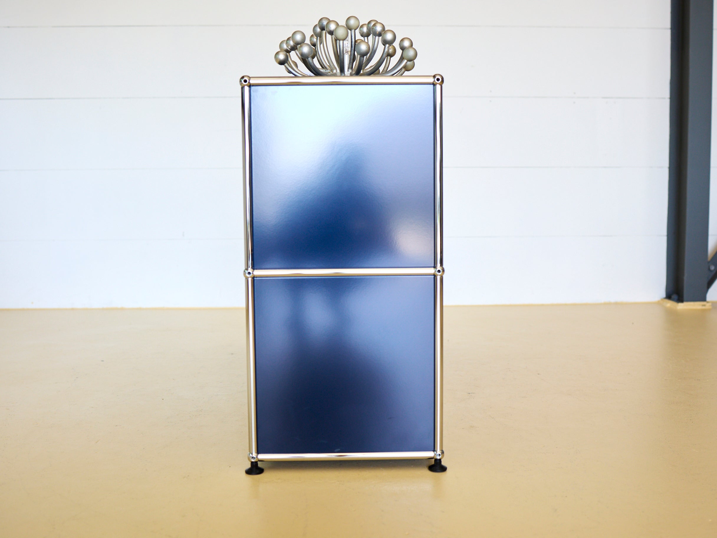 USM Haller Sideboard Occasion in Stahlblau mit zwei Klapptüren (oben) und zwei Schubladen (unten). Modularer Schweizer Designklassiker im gepflegten Vintage-Zustand bei atelier TILIJA.