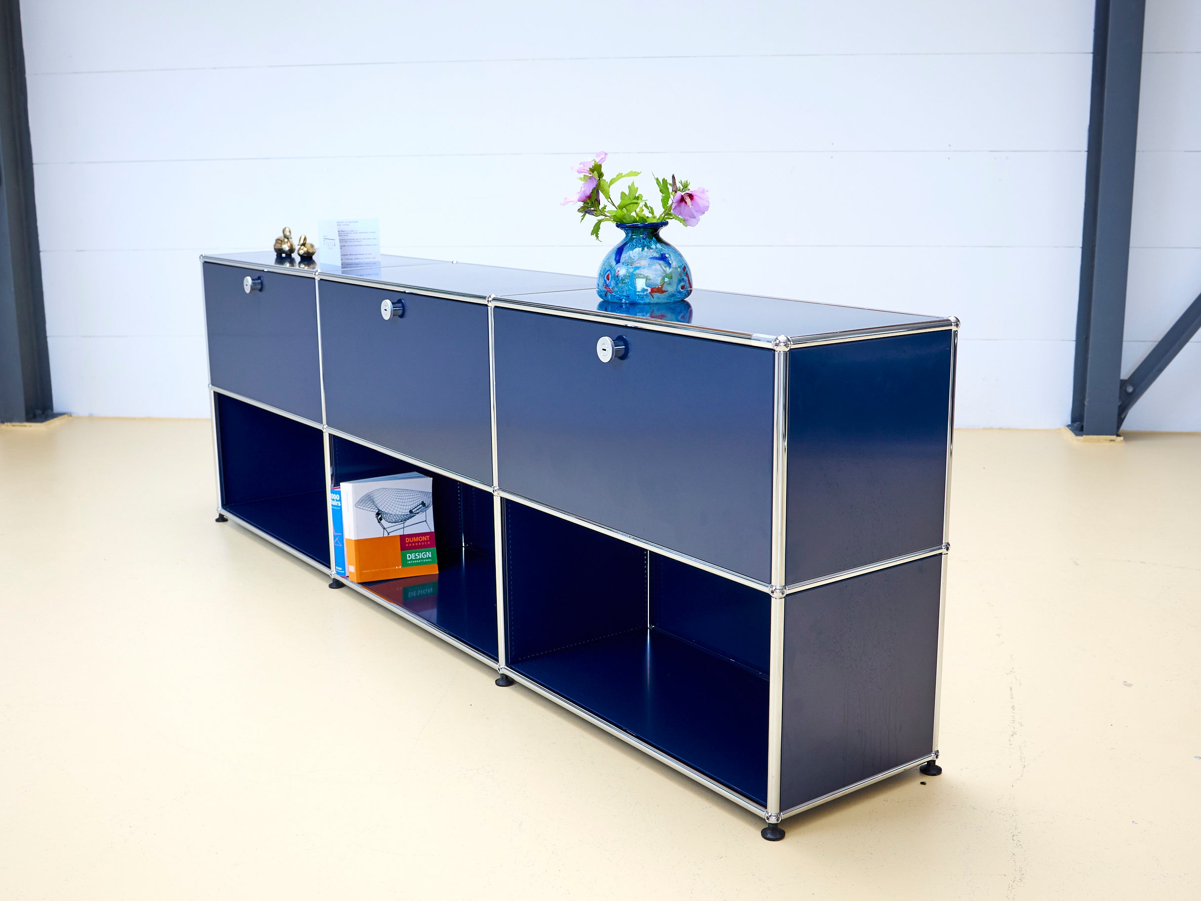 USM Haller Sideboard Occasion in Stahlblau mit drei Klapptüren und drei offenen Fächern (unten). Modularer Schweizer Designklassiker im gepflegten Vintage-Zustand bei atelier TILIJA.