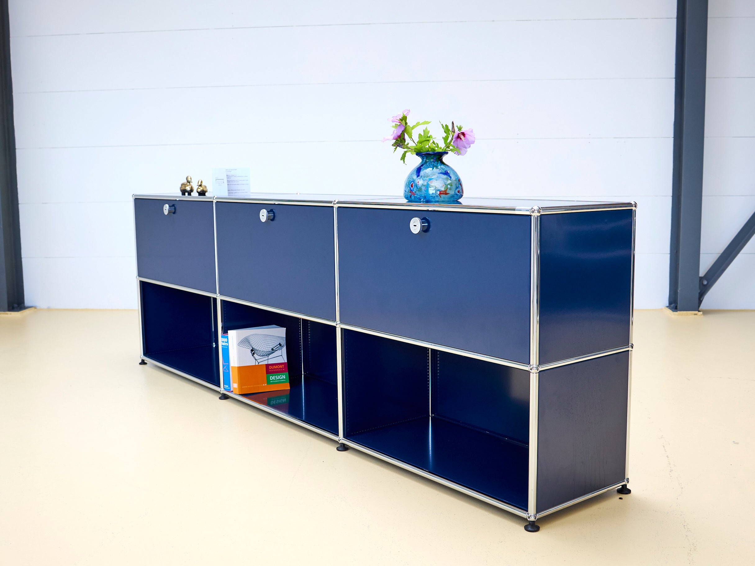 USM Haller Sideboard Occasion in Stahlblau mit drei Klapptüren und drei offenen Fächern (unten). Modularer Schweizer Designklassiker im gepflegten Vintage-Zustand bei atelier TILIJA.
