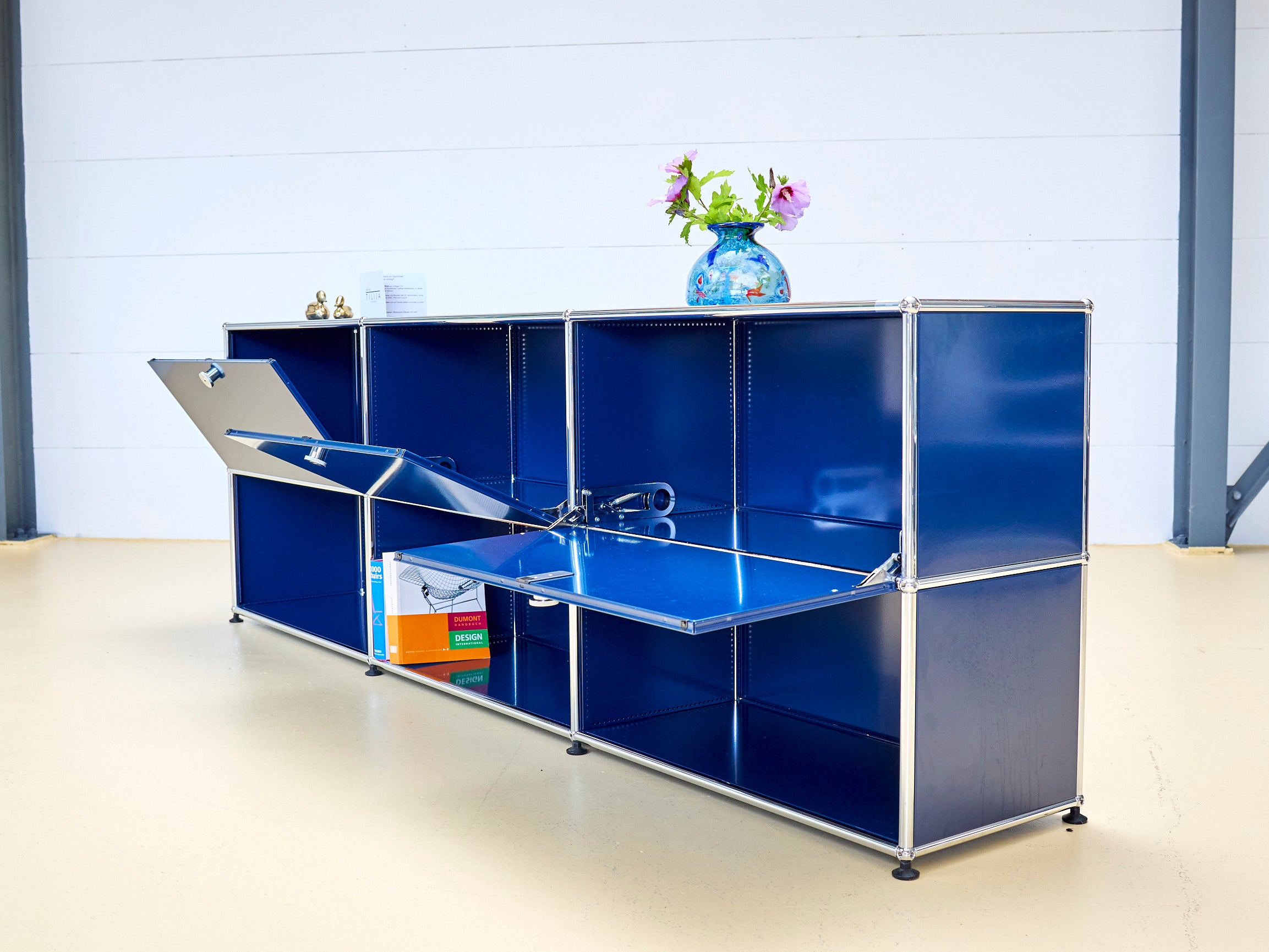 USM Haller Sideboard Occasion in Stahlblau mit drei Klapptüren und drei offenen Fächern (unten). Modularer Schweizer Designklassiker im gepflegten Vintage-Zustand bei atelier TILIJA.