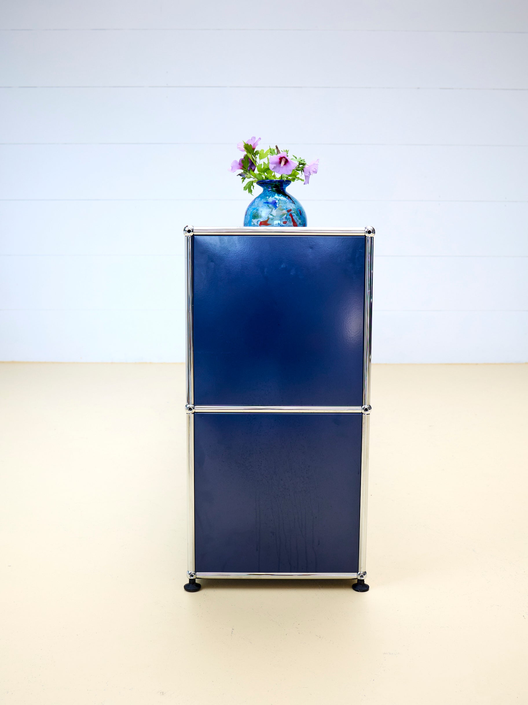 USM Haller Sideboard Occasion in Stahlblau mit drei Klapptüren und drei offenen Fächern (unten). Modularer Schweizer Designklassiker im gepflegten Vintage-Zustand bei atelier TILIJA.