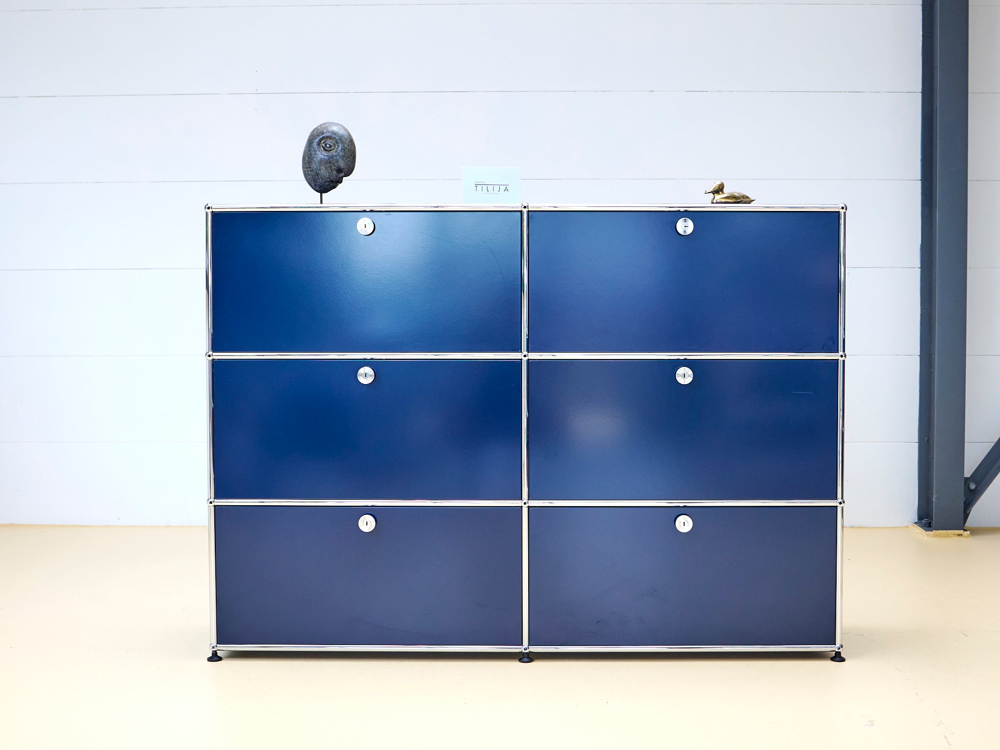 USM Haller Sideboard Occasion in Stahlblau mit vier Klapptüren und zwei Schubladen (unten). Modularer Schweizer Designklassiker im gepflegten Vintage-Zustand bei atelier TILIJA.