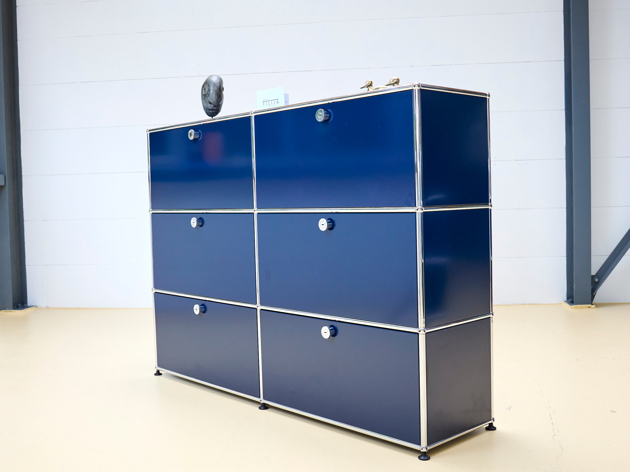 USM Haller Sideboard Occasion in Stahlblau mit vier Klapptüren und zwei Schubladen (unten). Modularer Schweizer Designklassiker im gepflegten Vintage-Zustand bei atelier TILIJA.
