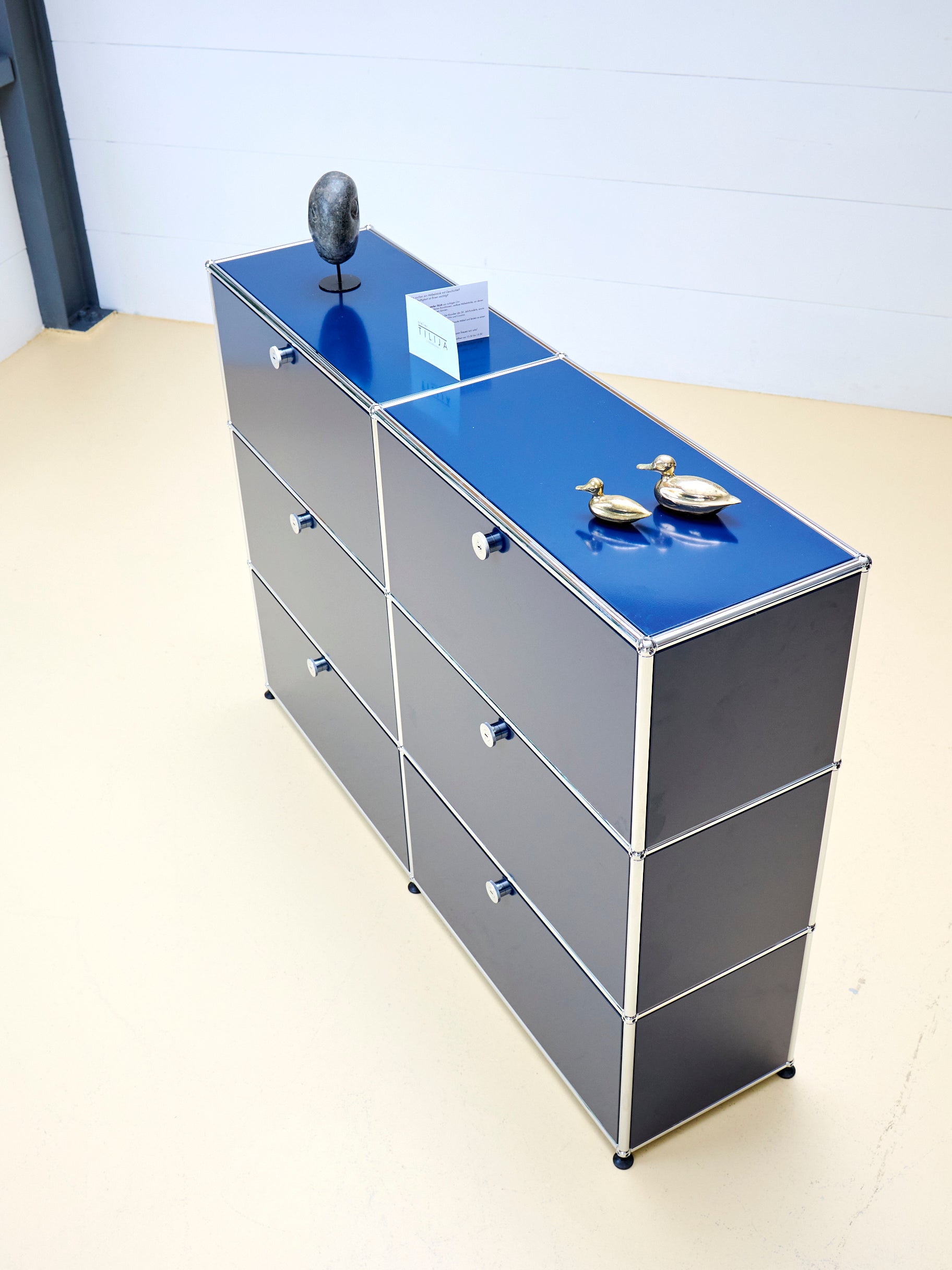 USM Haller Sideboard Occasion in Stahlblau mit vier Klapptüren und zwei Schubladen (unten). Modularer Schweizer Designklassiker im gepflegten Vintage-Zustand bei atelier TILIJA.