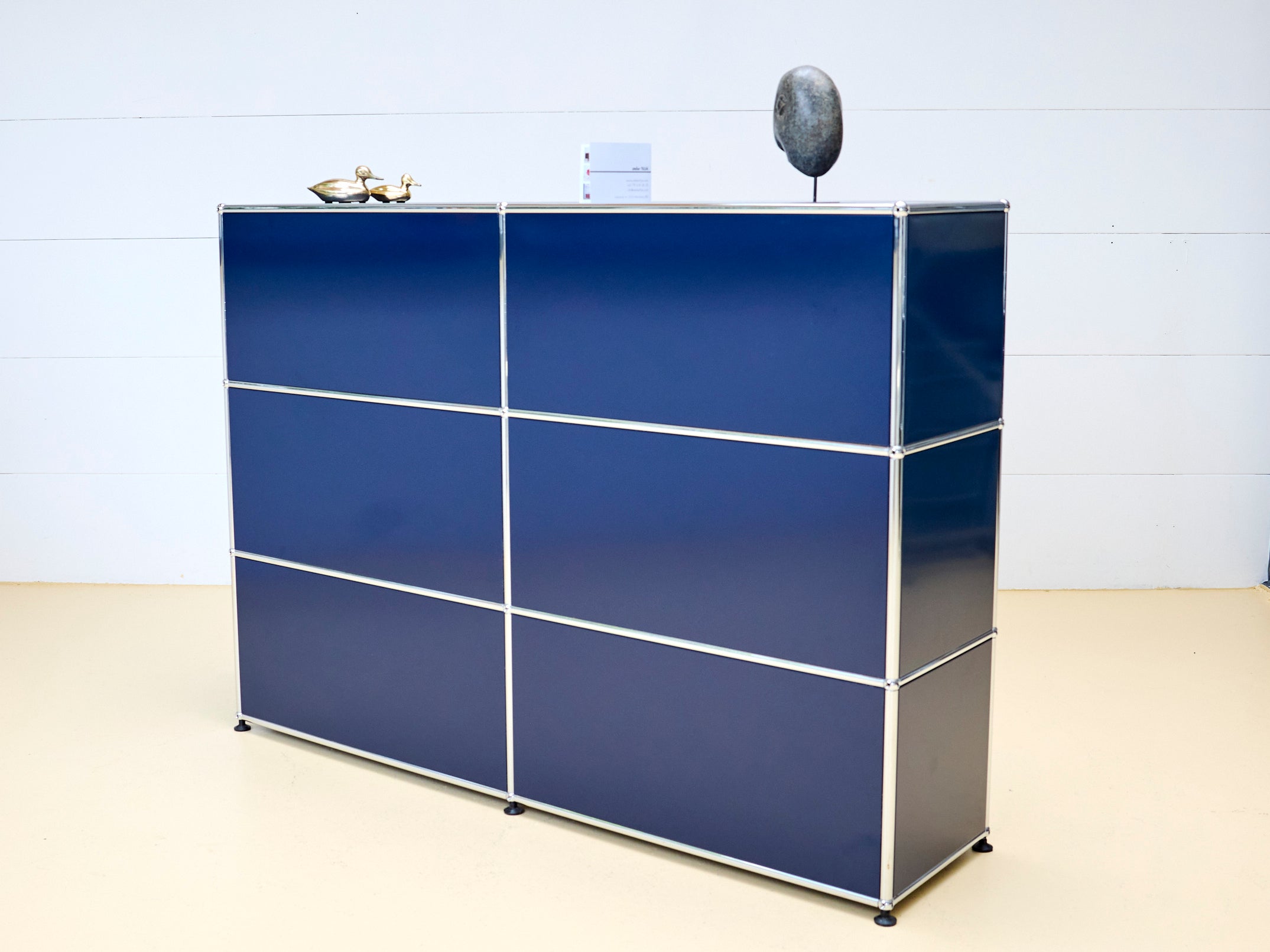 USM Haller Sideboard Occasion in Stahlblau mit vier Klapptüren und zwei Schubladen (unten). Modularer Schweizer Designklassiker im gepflegten Vintage-Zustand bei atelier TILIJA.