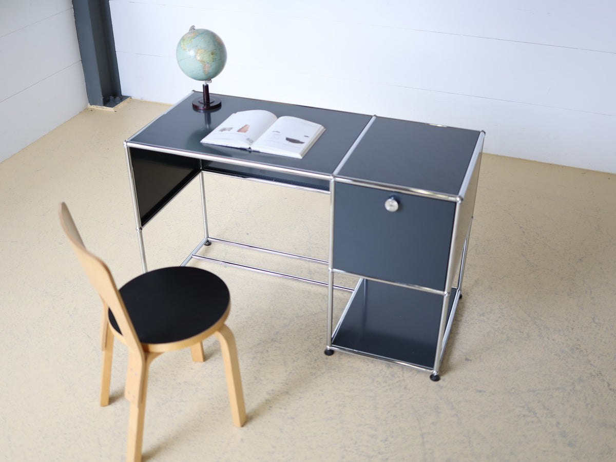 USM Haller Schreibtisch B21 Anthrazitgrau – Gesamtansicht, Schweizer Designklassiker