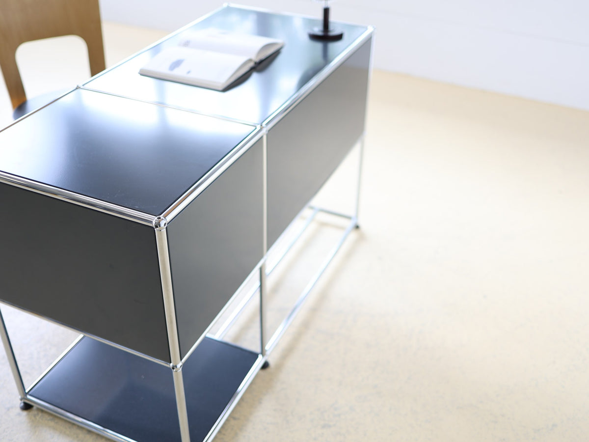USM Haller Schreibtisch B21 Anthrazitgrau – Schrägansicht, elegantes Schweizer Systemdesign