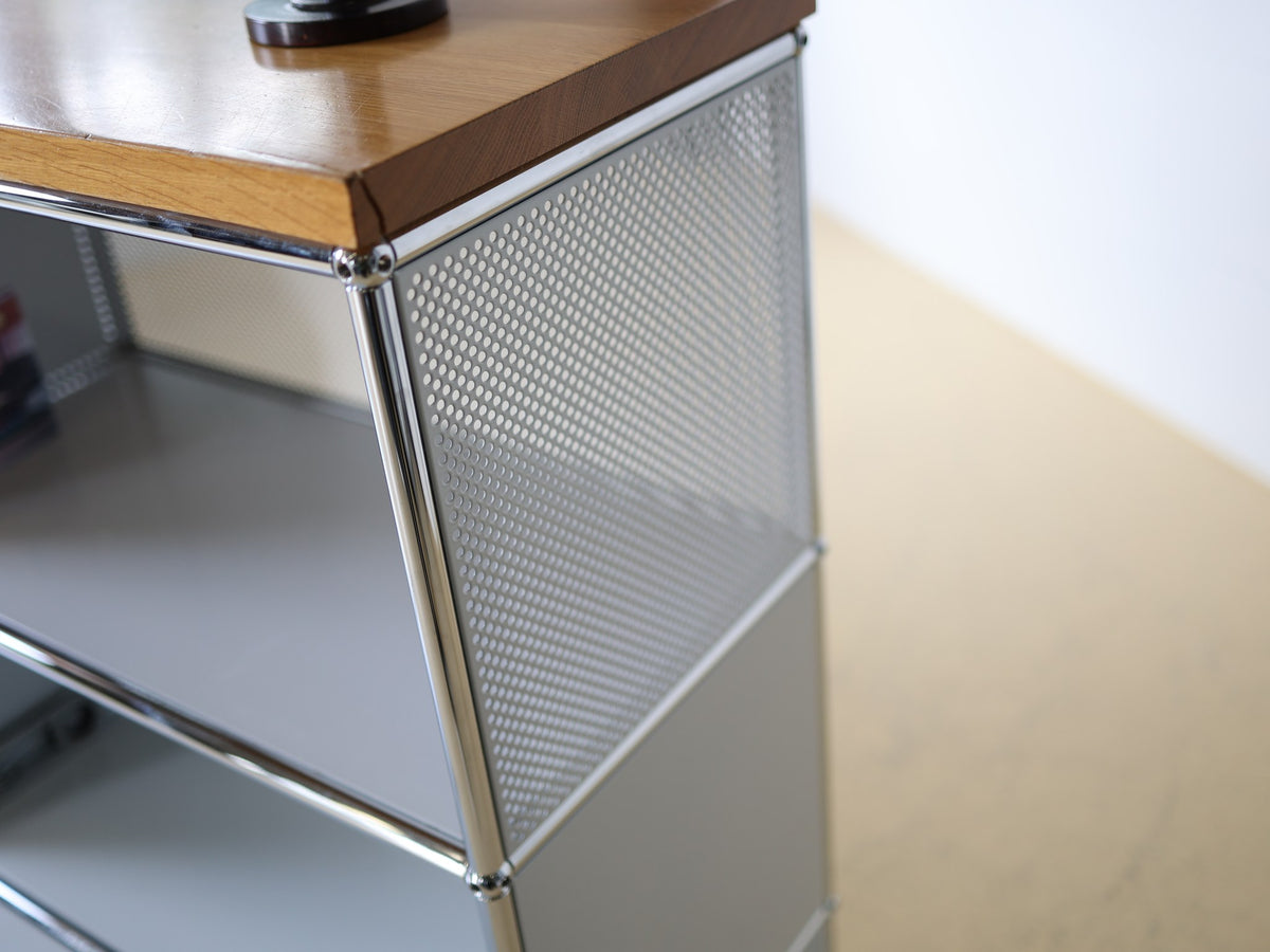 USM Haller Sideboard Lichtgrau 3×3 – Seitenansicht mit perforiertem Lochblech