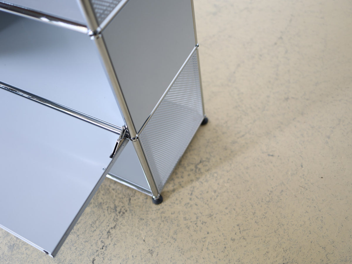 USM Haller Sideboard Lichtgrau – offene Fächer oben mit perforierten Rückwänden