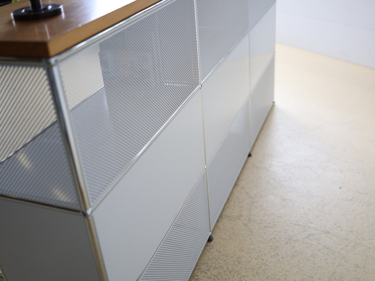 USM Haller Sideboard Lichtgrau – Gesamtansicht in Wohnraumsituation