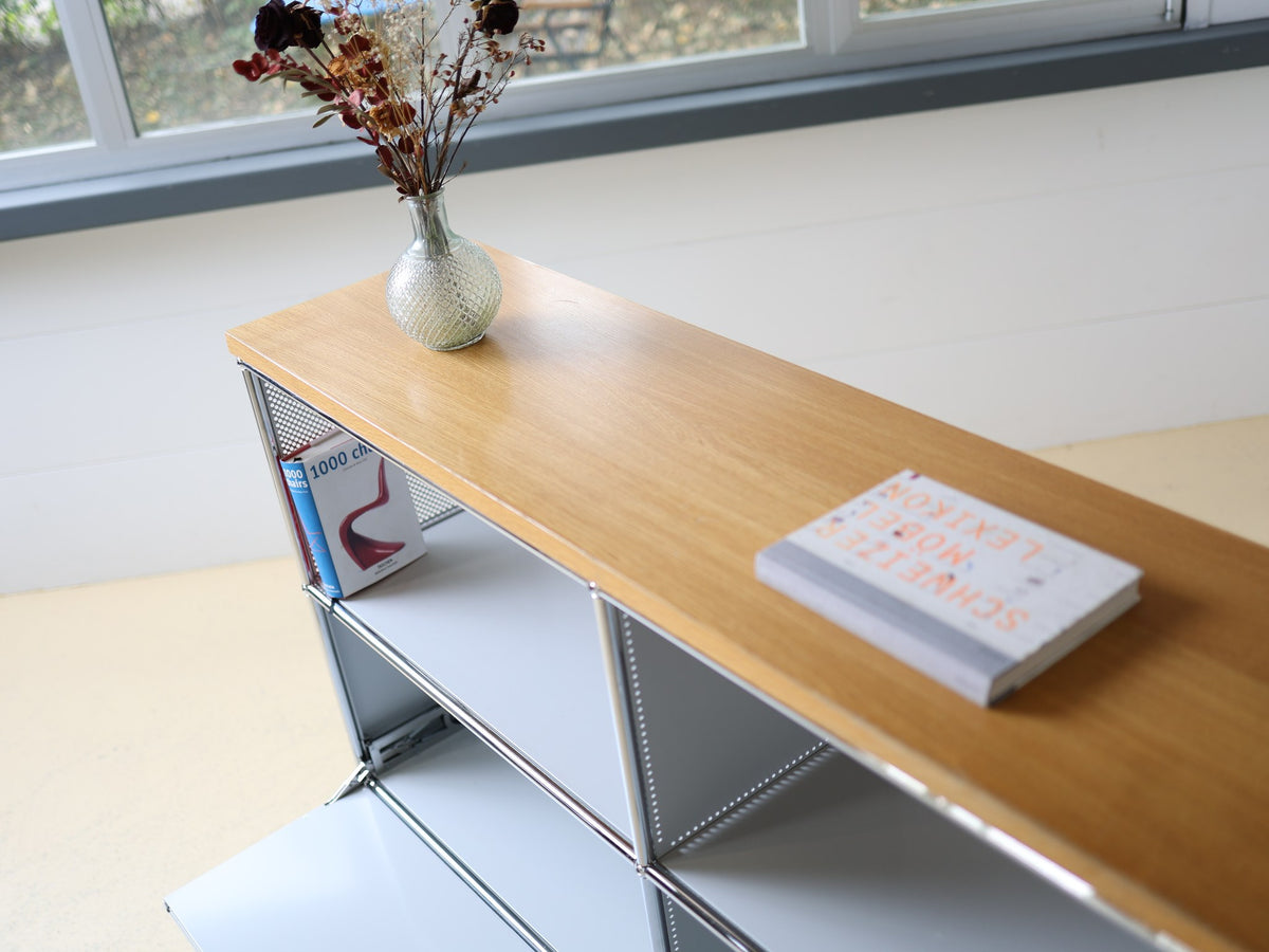 USM Haller Sideboard Lichtgrau – Rückansicht mit Lochblech-Rückwänden