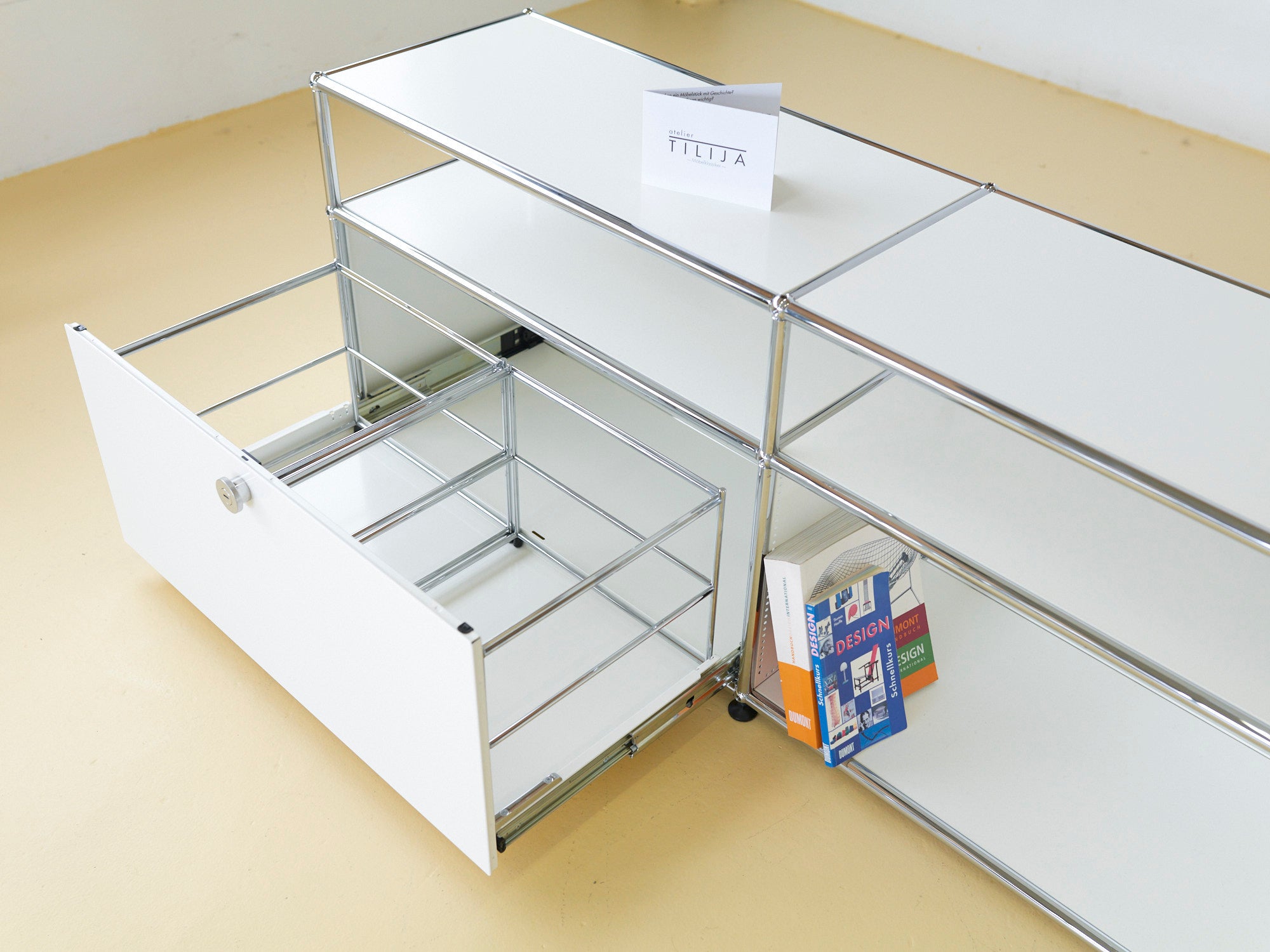 USM Haller Lowboard in Weiss 3x1. Modularer Schweizer Designklassiker im neuwertigen Secondhand-Zustand bei atelier TILIJA.