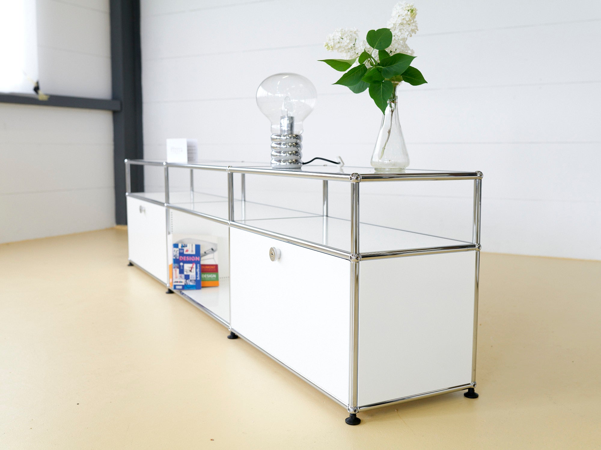 USM Haller Lowboard in Weiss 3x1. Modularer Schweizer Designklassiker im neuwertigen Secondhand-Zustand bei atelier TILIJA.