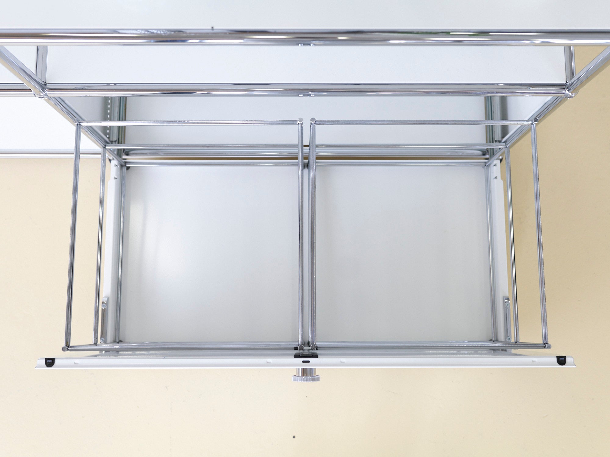 USM Haller Lowboard in Weiss 3x1. Modularer Schweizer Designklassiker im neuwertigen Secondhand-Zustand bei atelier TILIJA.