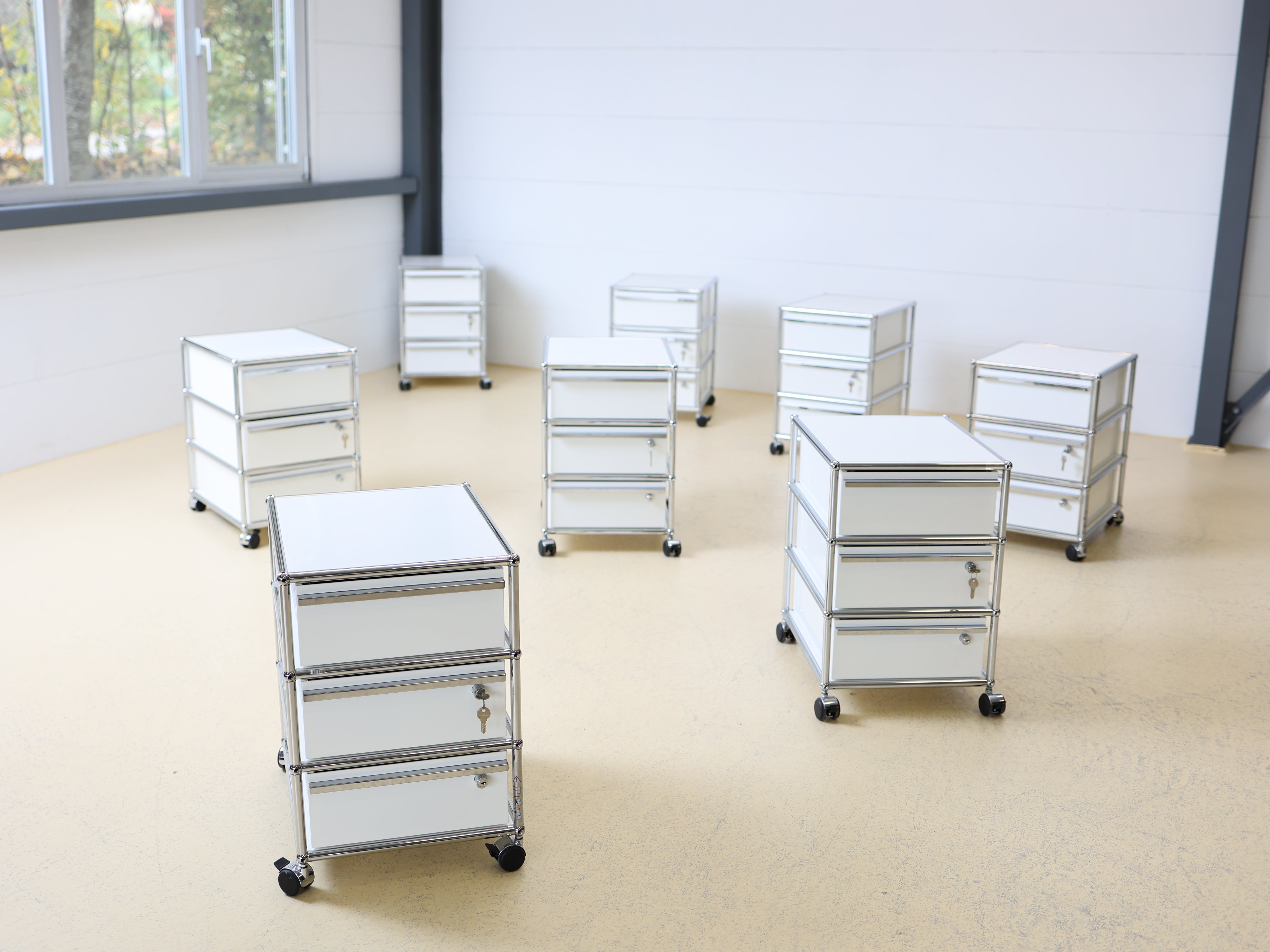 USM Haller Rollkorpus mit drei Schubladen auf Rollen in Reinweiss, Secondhand. Mobiler Bürocontainer oder Korpus als Schweizer Designklassiker bei atelier TILIJA.