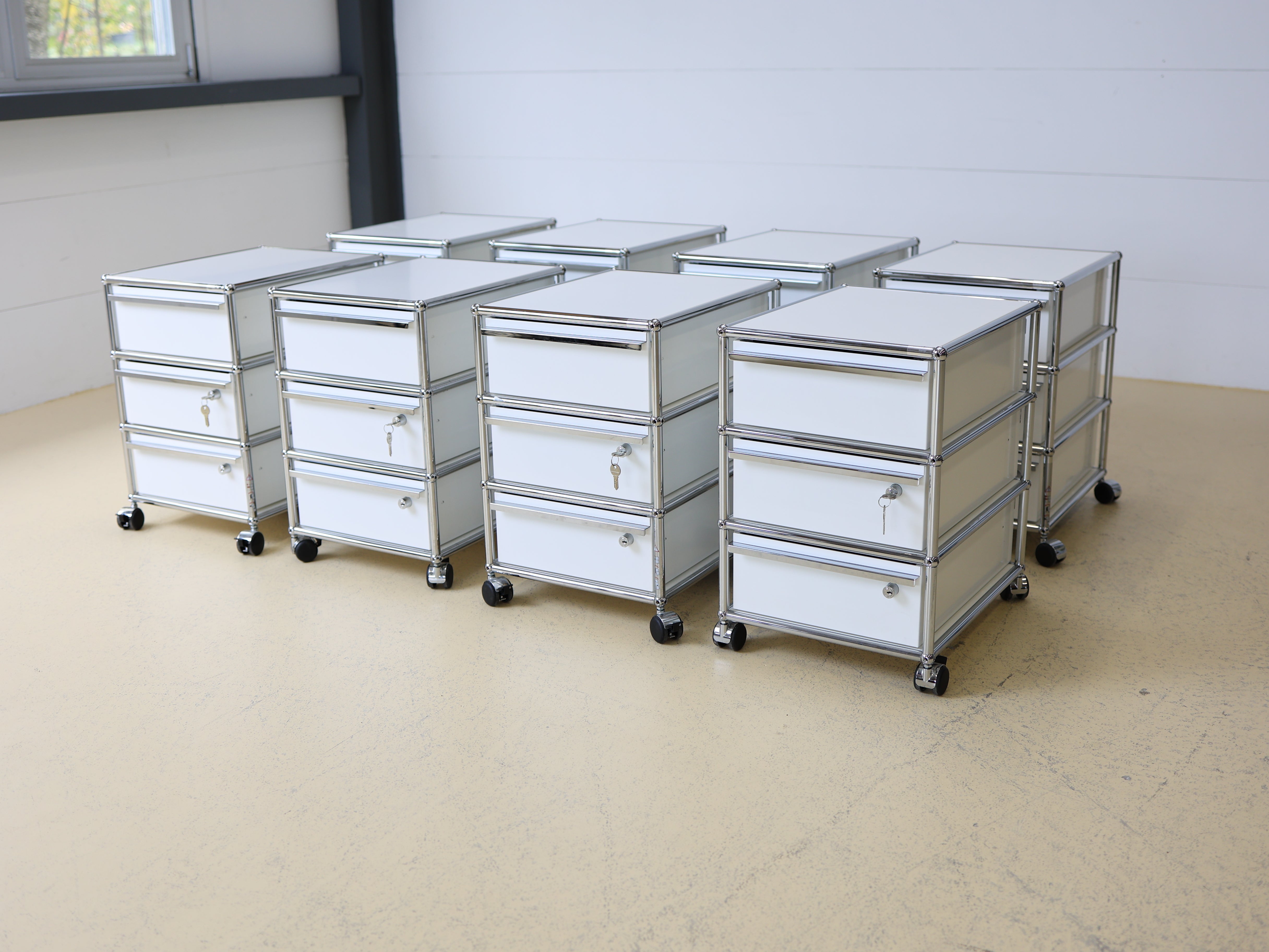 USM Haller Rollkorpus mit drei Schubladen auf Rollen in Reinweiss, Secondhand. Mobiler Bürocontainer oder Korpus als Schweizer Designklassiker bei atelier TILIJA.