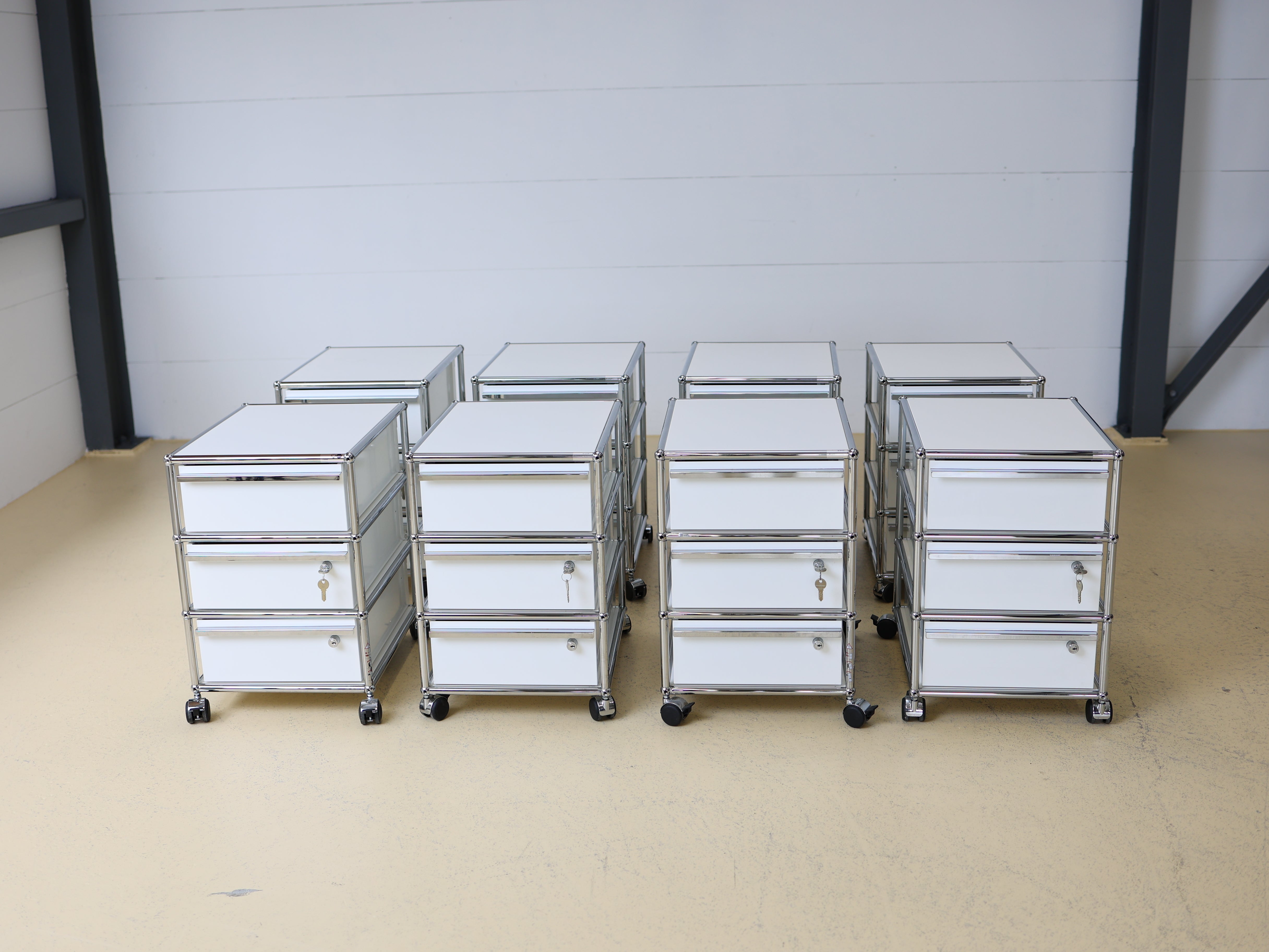 USM Haller Rollkorpus mit drei Schubladen auf Rollen in Reinweiss, Secondhand. Mobiler Bürocontainer oder Korpus als Schweizer Designklassiker bei atelier TILIJA.