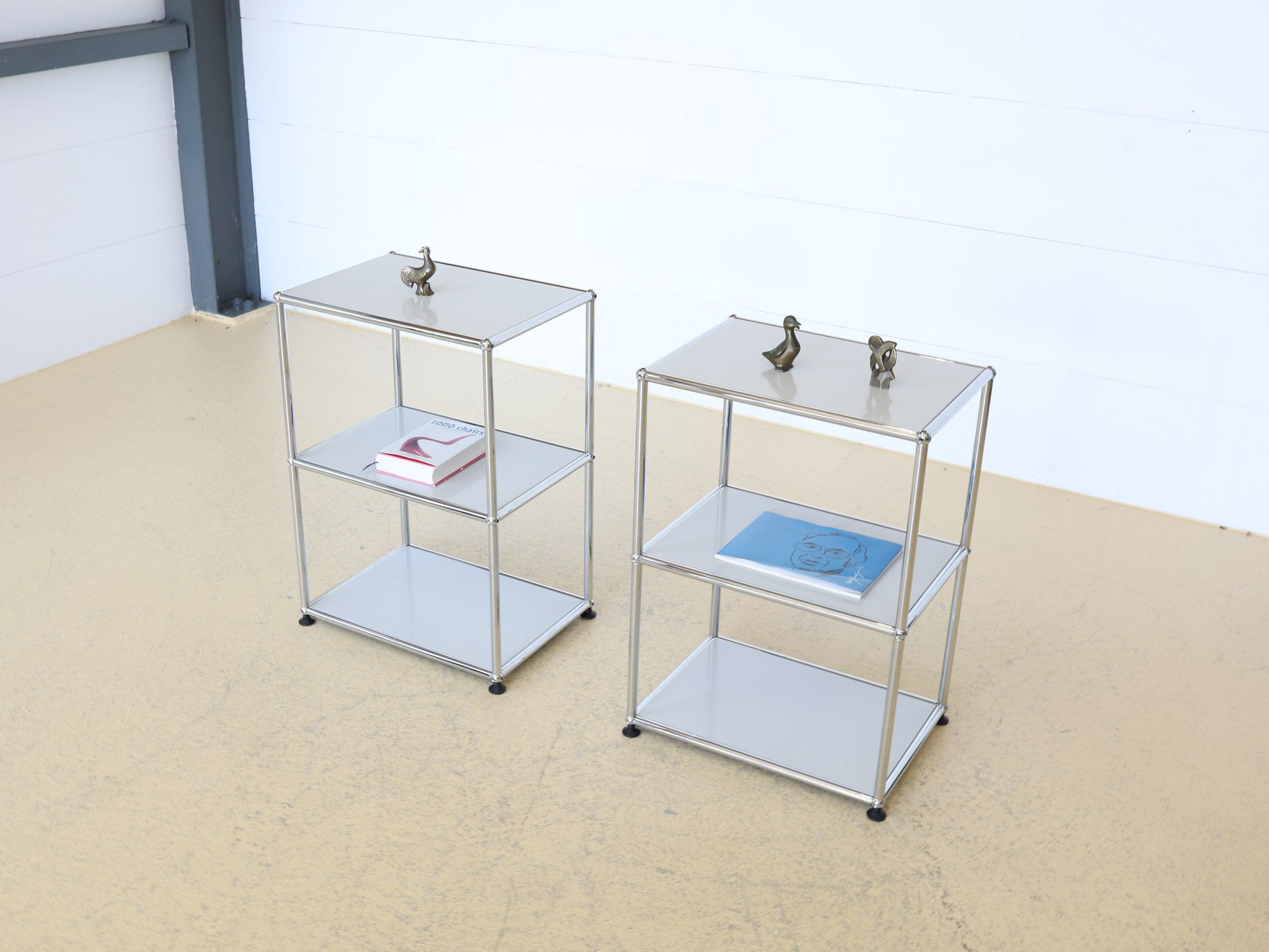 USM Haller Set zwei Beistelltische hellgrau offene Fächer Designklassiker