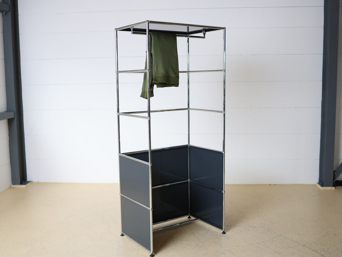 USM Haller Garderobe M Frontansicht mit Kleiderstange, Zustand sehr gut, atelier TILIJA Meinisberg