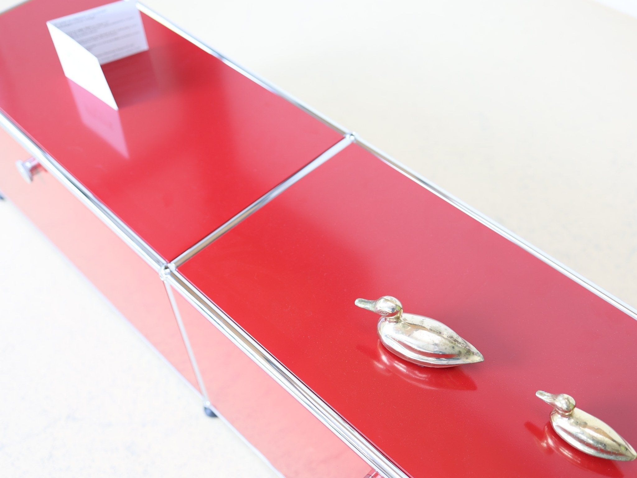 USM Haller Lowboard Detailansicht Kugelverbinder und Klapptür