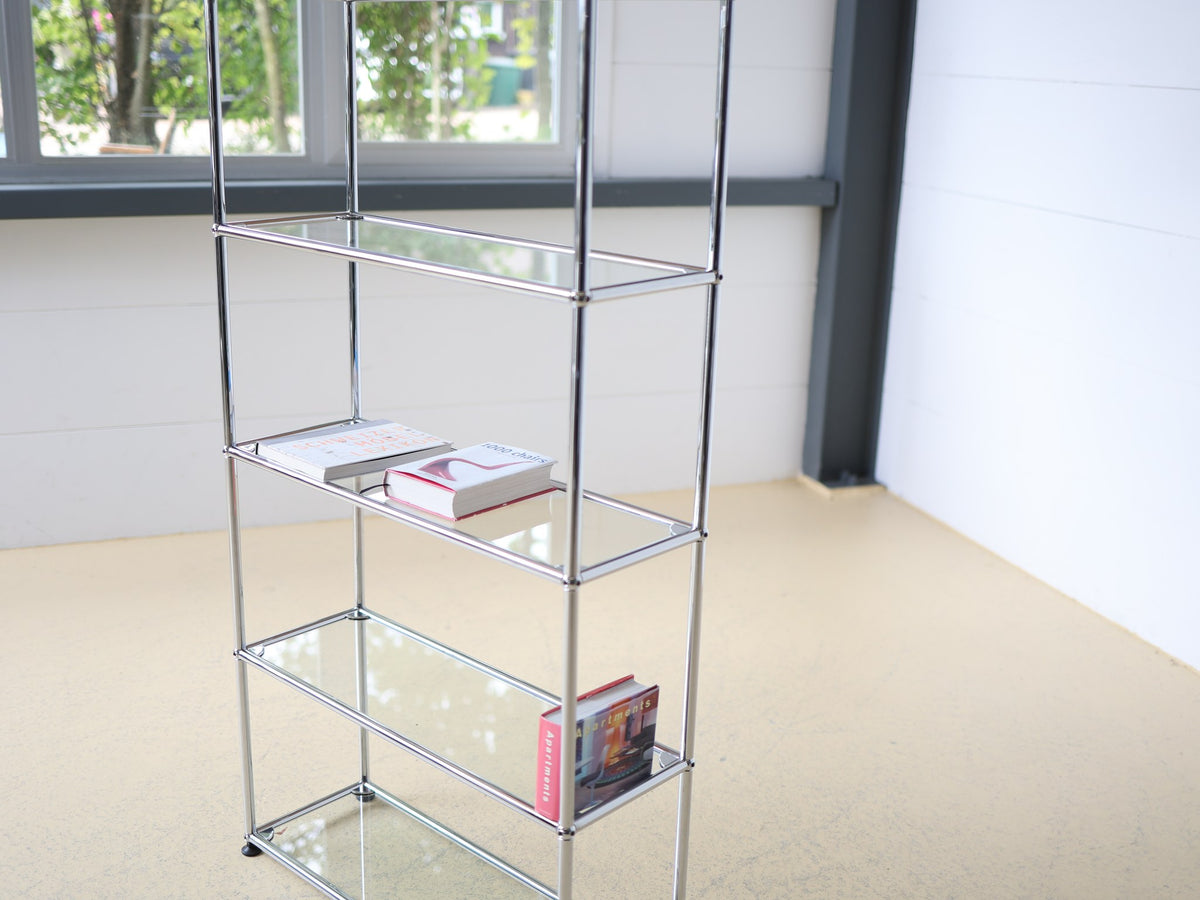 USM Haller Regal Chrom mit Glasböden, 1×5 Konfiguration, Hochformat – atelier TILIJA