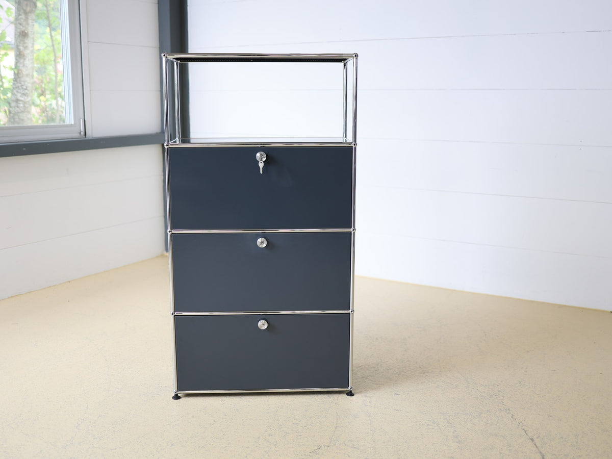 USM Haller Standcontainer – Seitenansicht verchromtes Rundrohrsystem und Anthrazitgrau Flächen