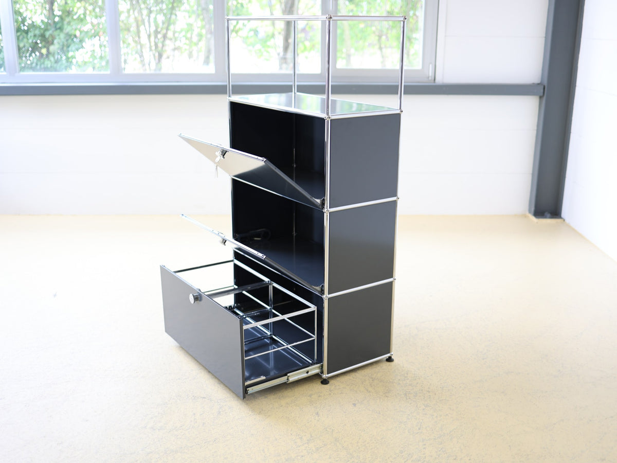 USM Haller Standcontainer – oberes offenes Fach und zweite Klapptür ohne Schloss, Detailansicht