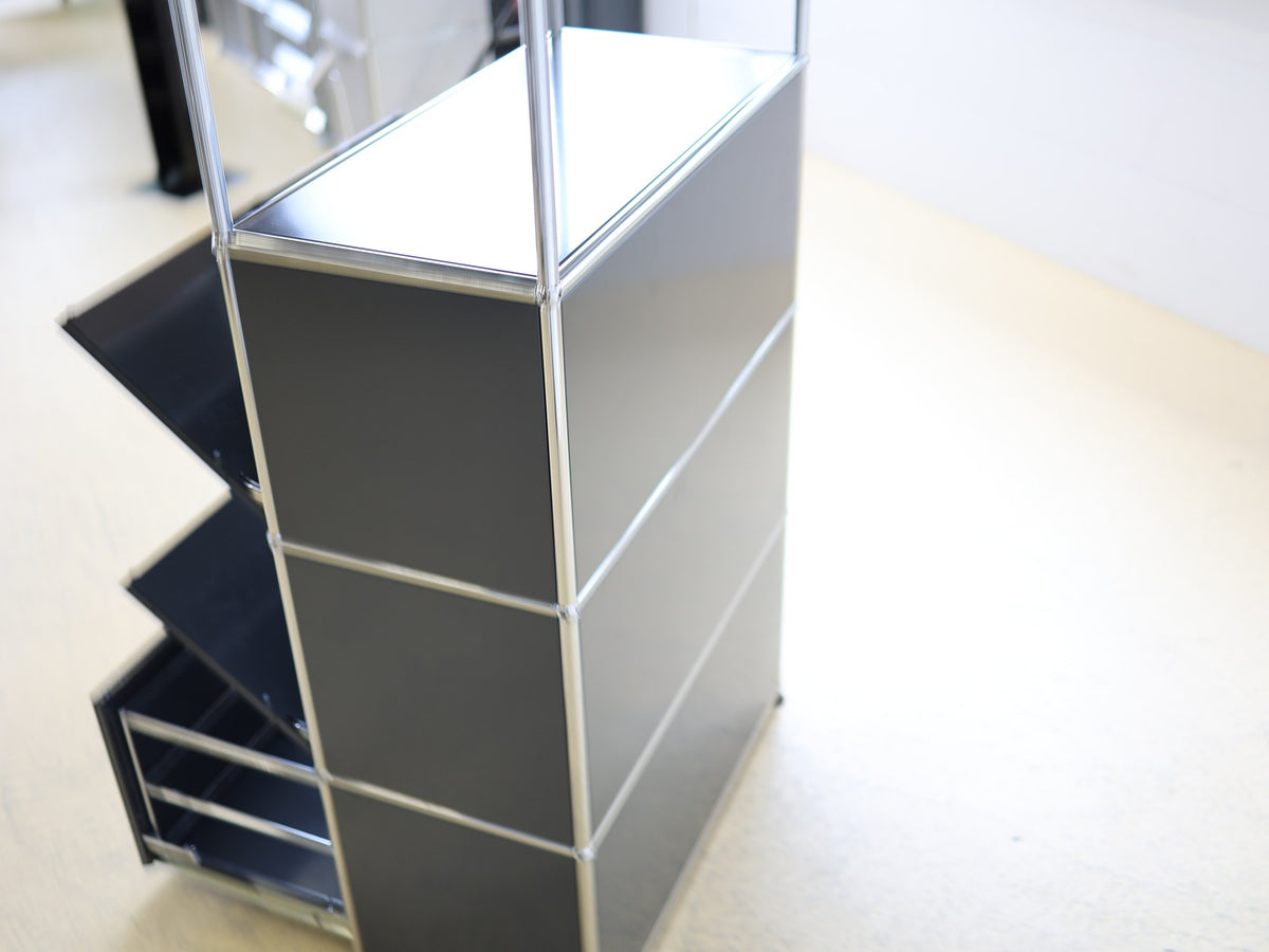 USM Haller Standcontainer – Referenzkarte atelier TILIJA, Farbabgleich Anthrazitgrau RAL 7016 bestätigt