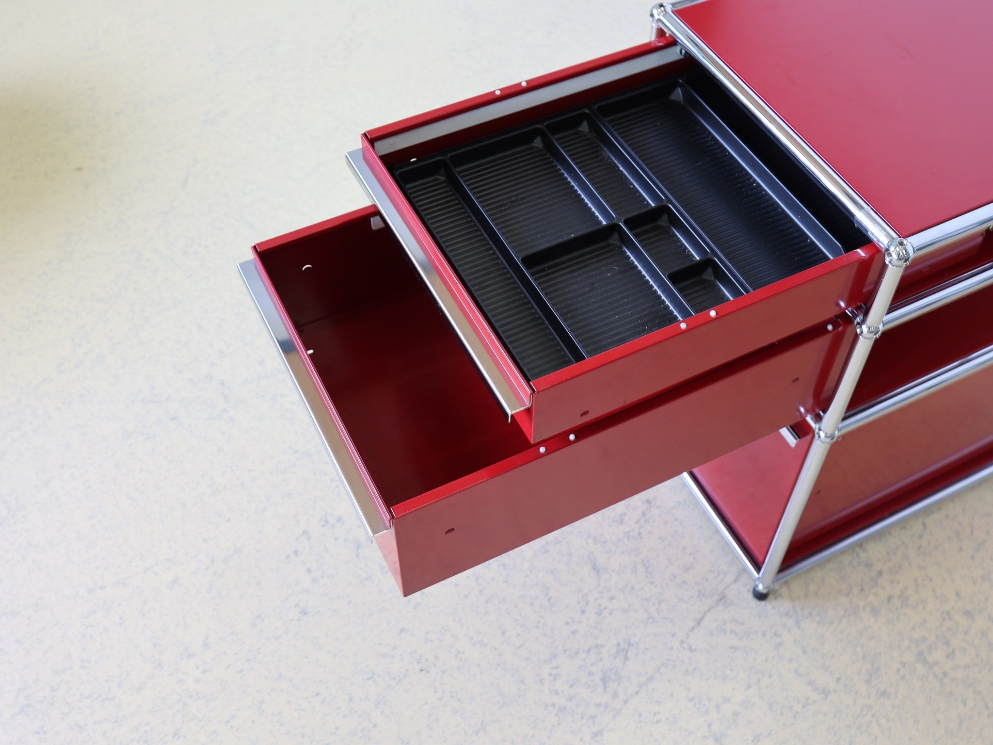 USM Haller Rollcontainer Rubinrot mit geöffneter Schublade und Stifteinsatz