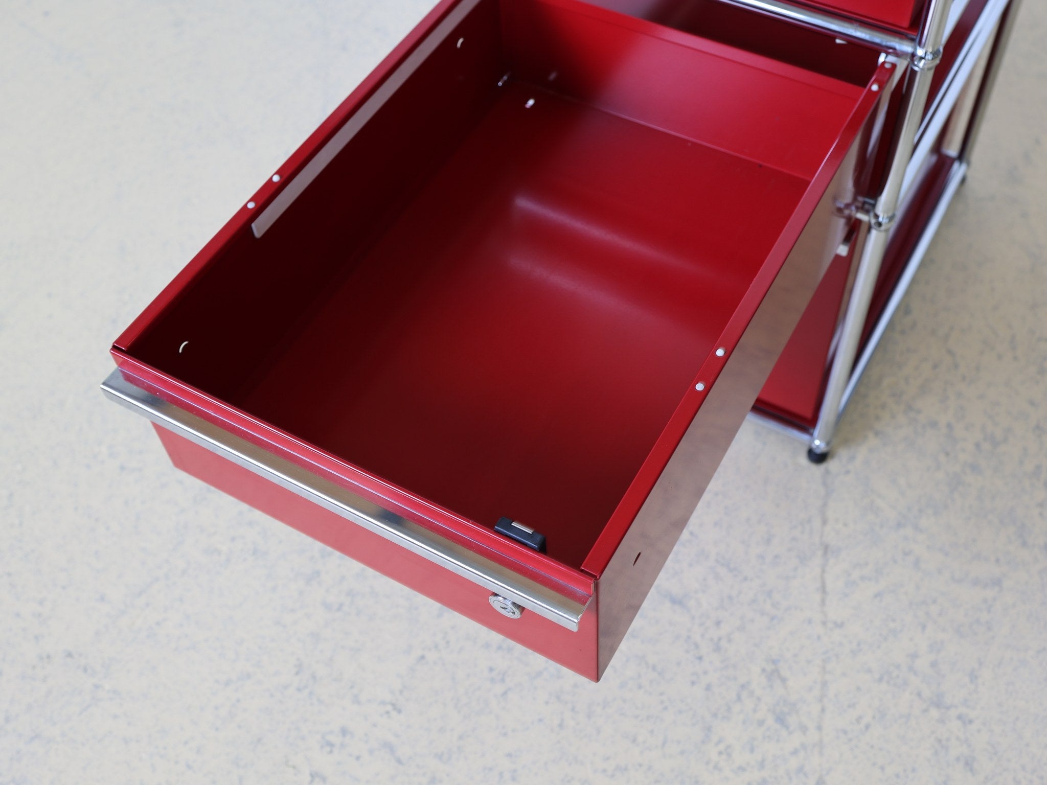 USM Haller Rollcontainer Rubinrot geöffnete Schublade mit Inos Organizer