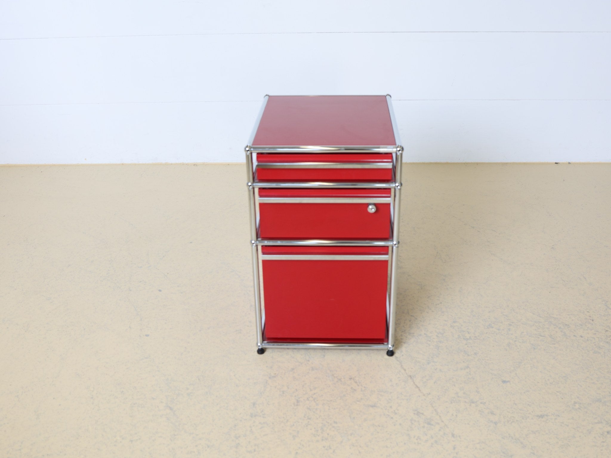 USM Haller Rollcontainer Rubinrot mittlere Schublade geöffnet