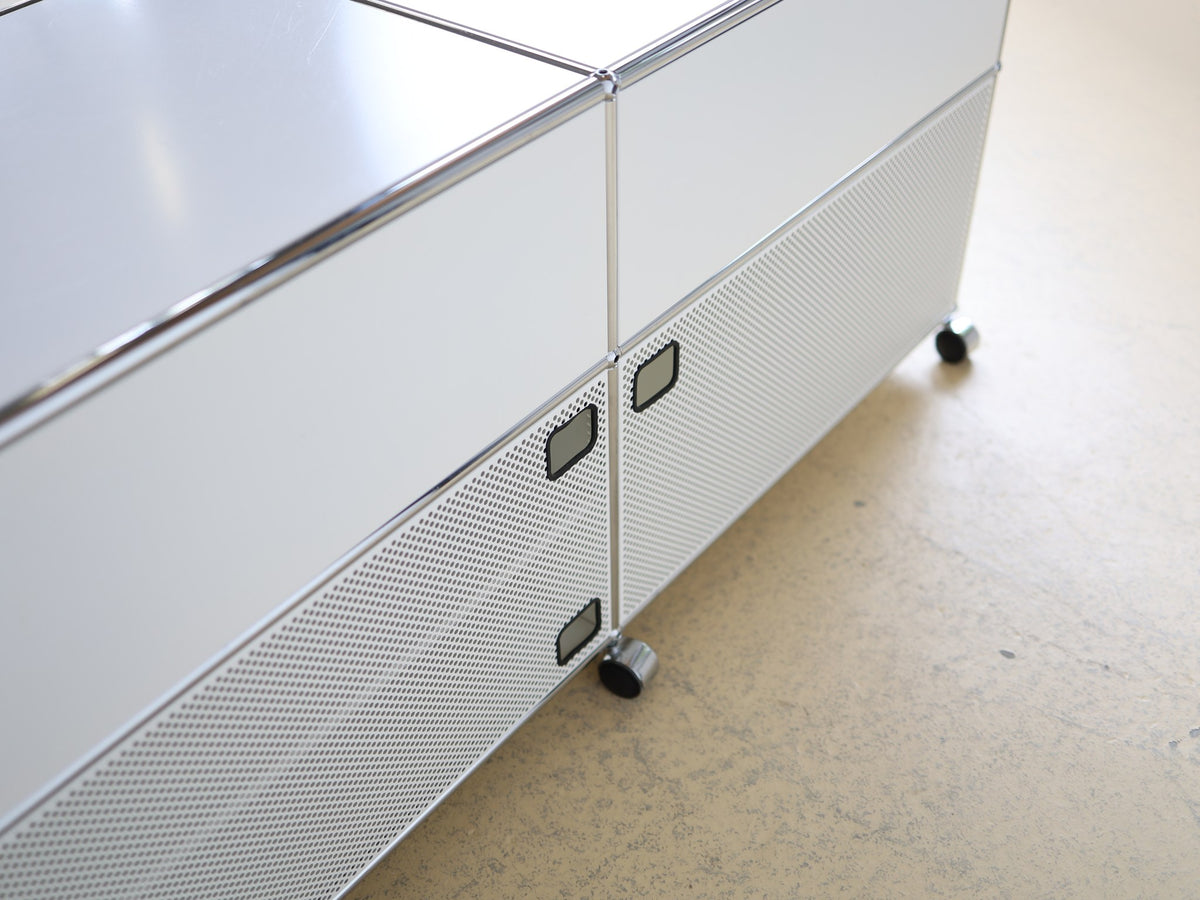USM Haller Sideboard in Reinweiss, Seitenansicht links