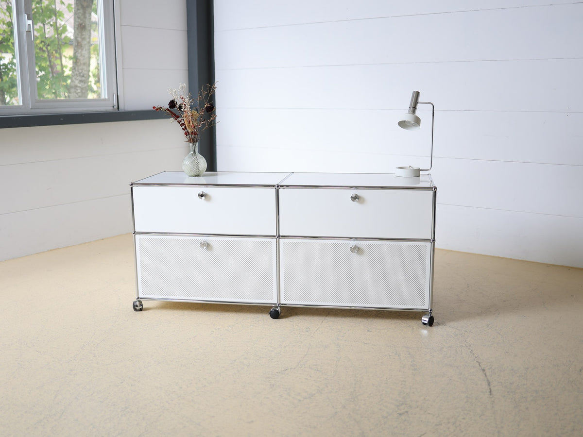 USM Haller Sideboard von vorne: zwei Schubladen oben, zwei perforierte Türen unten, verchromte Lenkrollen