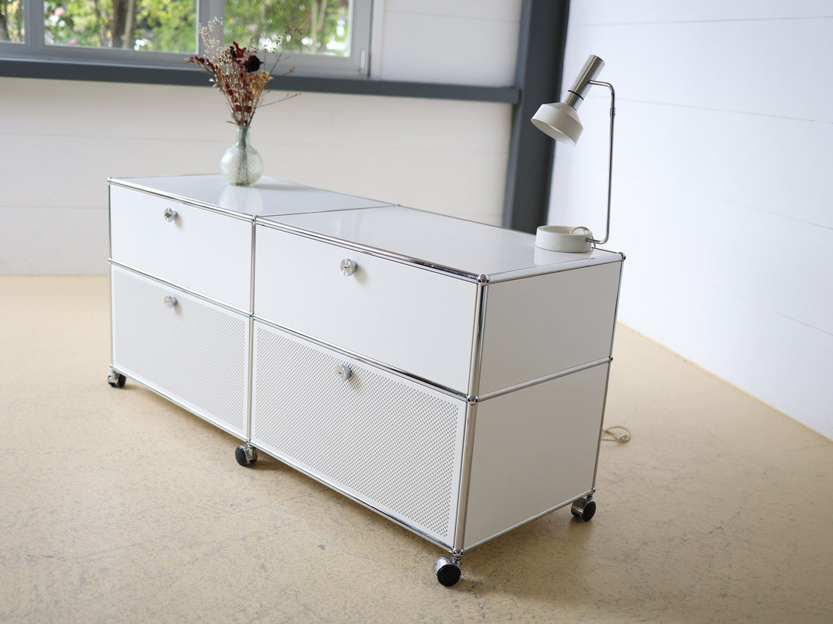 Detailansicht perforierte Metalltüren USM Haller Sideboard, Kugelgriff verchromt