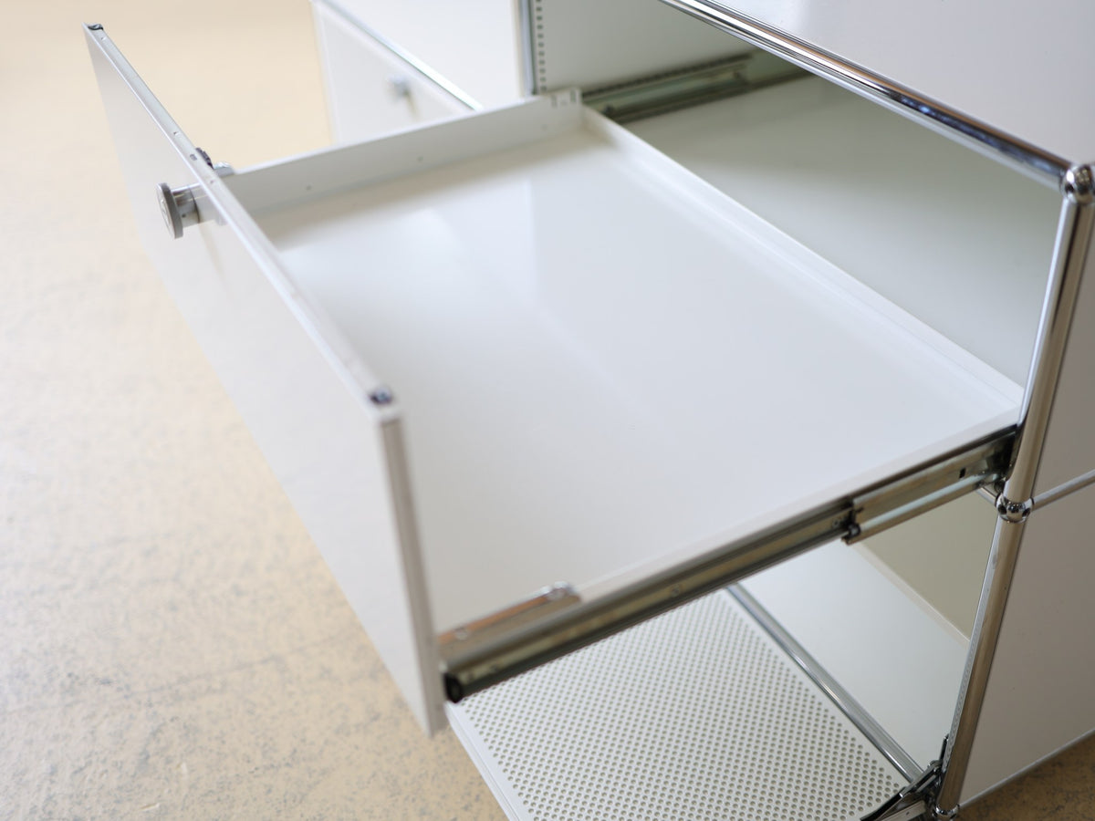 USM Haller Sideboard Schublade geöffnet: Kugelgriff und Innenraum